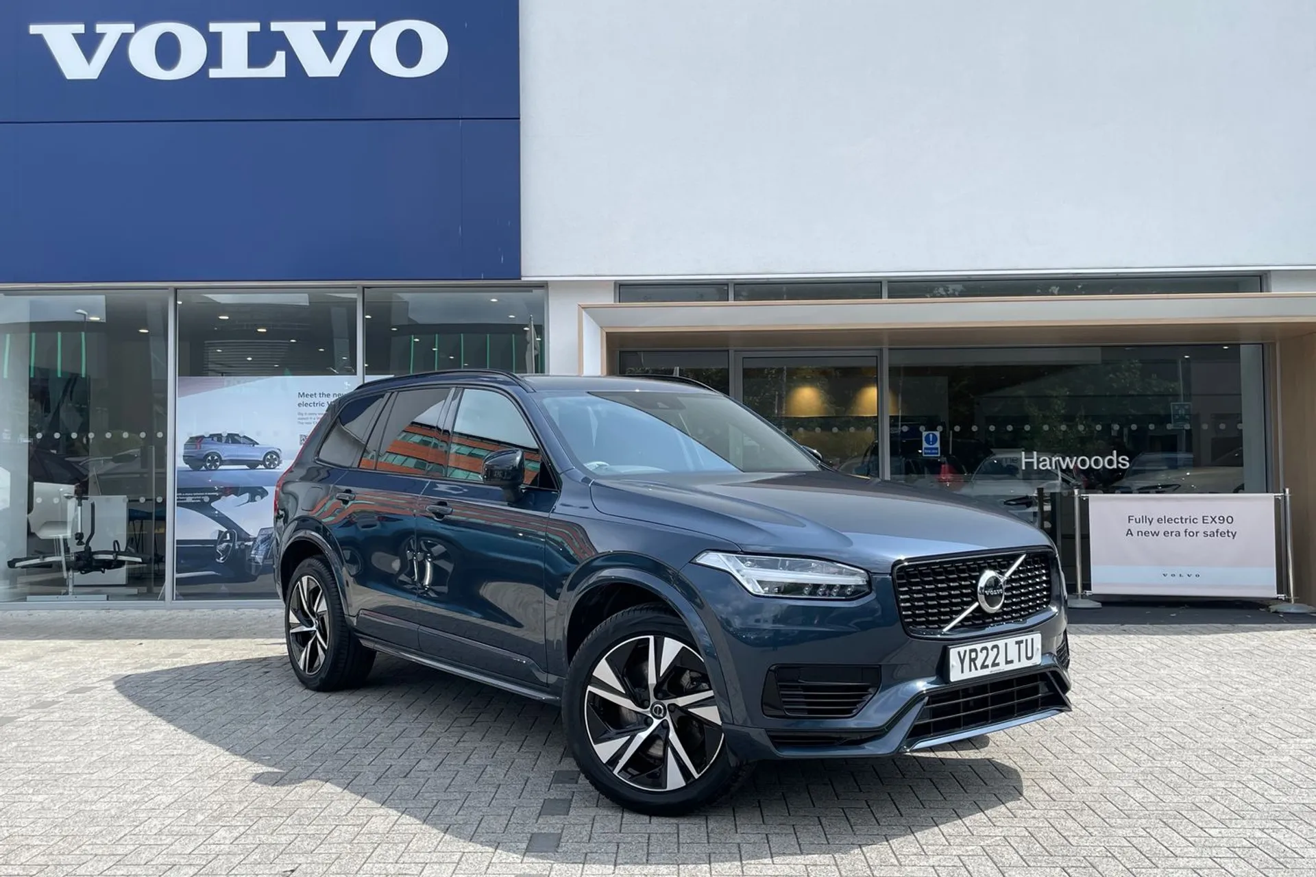 Volvo XC90 focused image