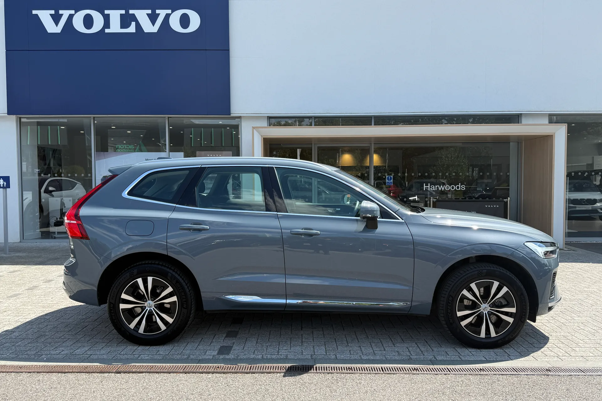 Volvo XC60 thumbnail image number 2
