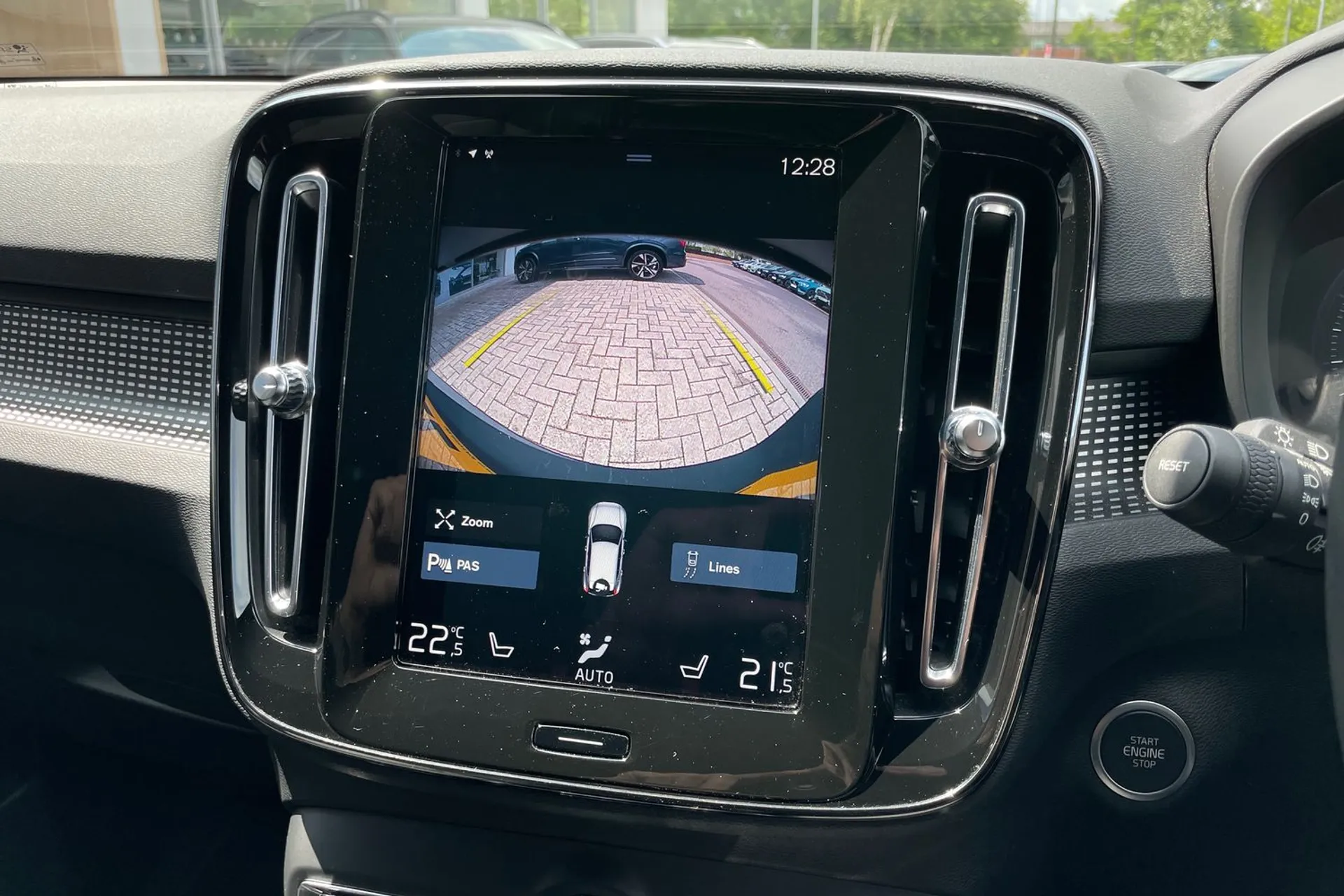Volvo XC40 thumbnail image number 4