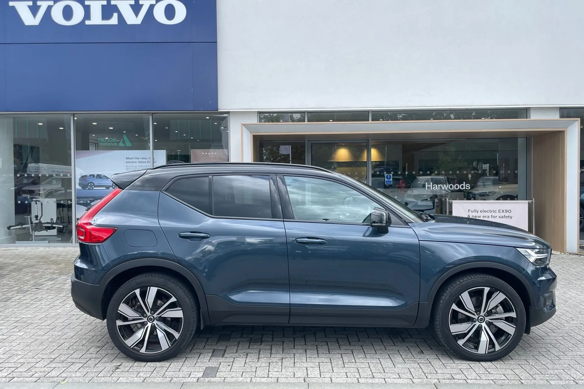 Volvo XC40 thumbnail image number 2