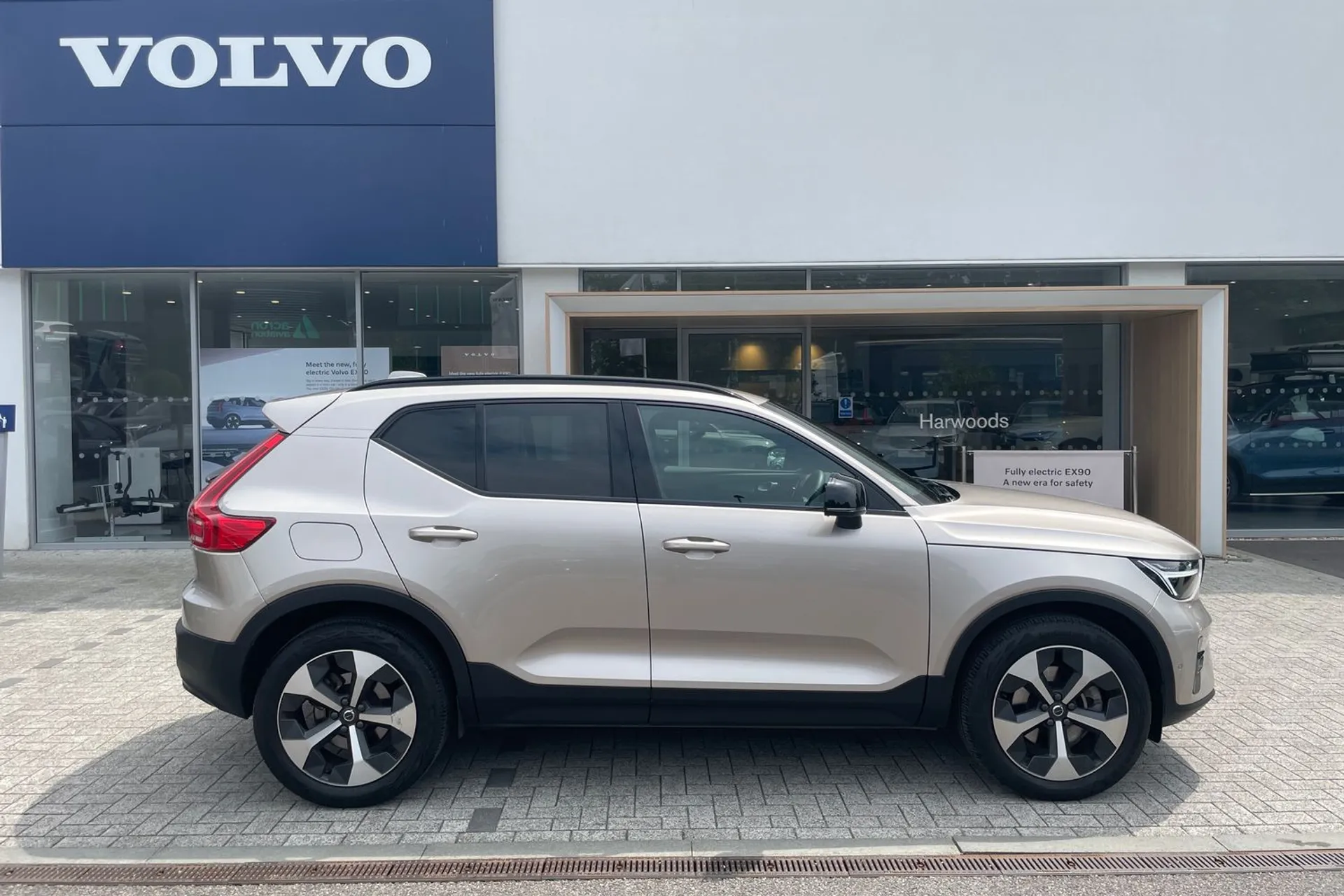 Volvo XC40 thumbnail image number 2