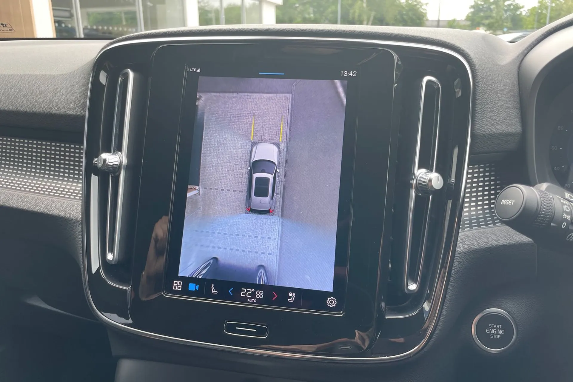 Volvo XC40 thumbnail image number 4