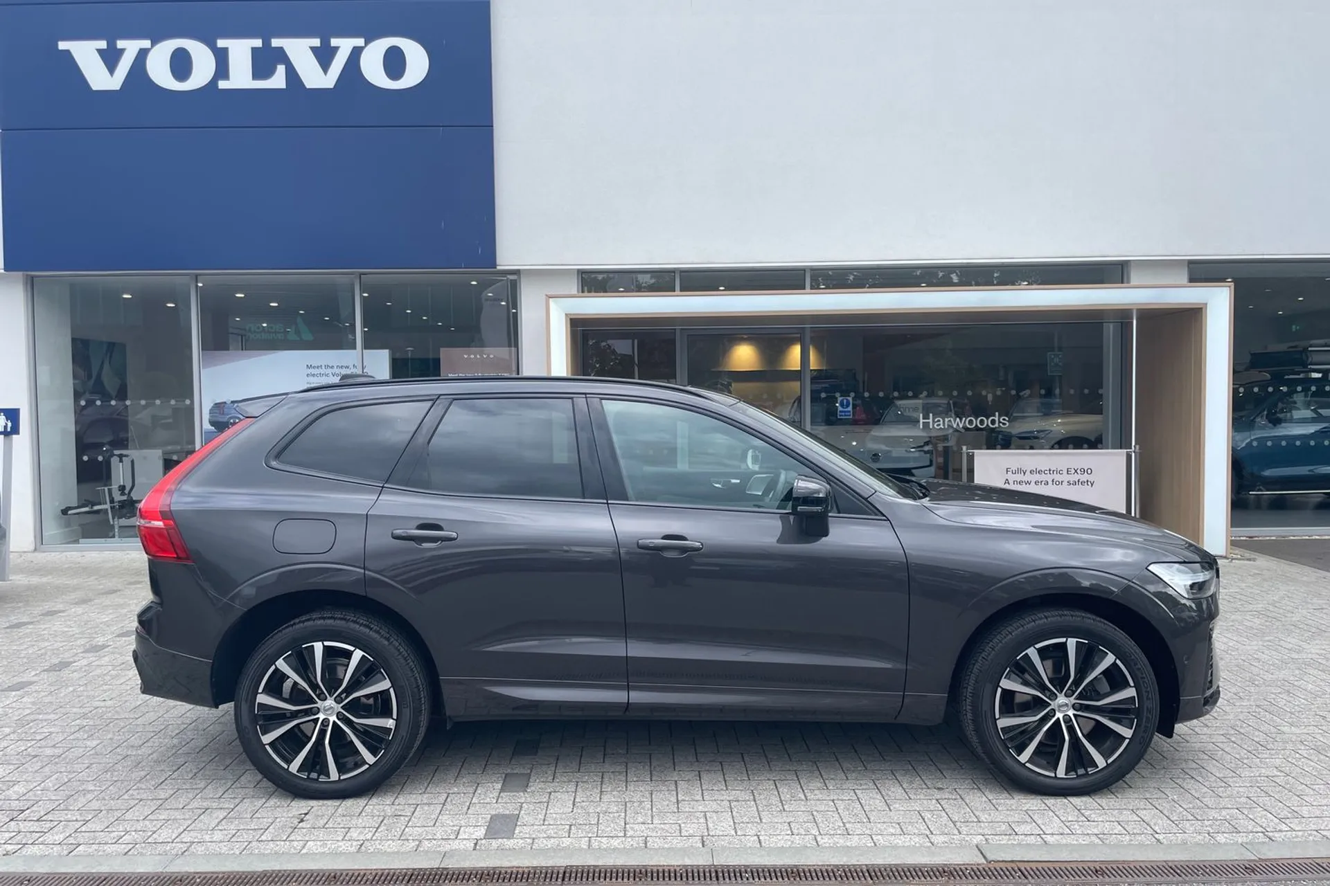 Volvo XC60 thumbnail image number 2