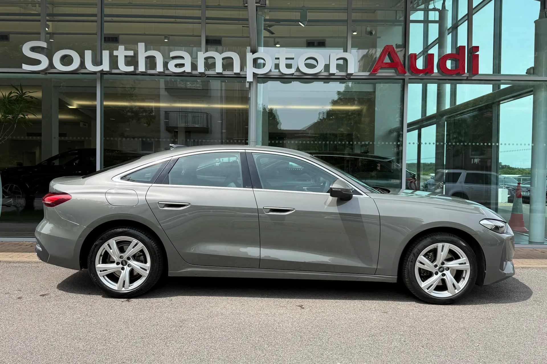 Audi A5 thumbnail image number 2