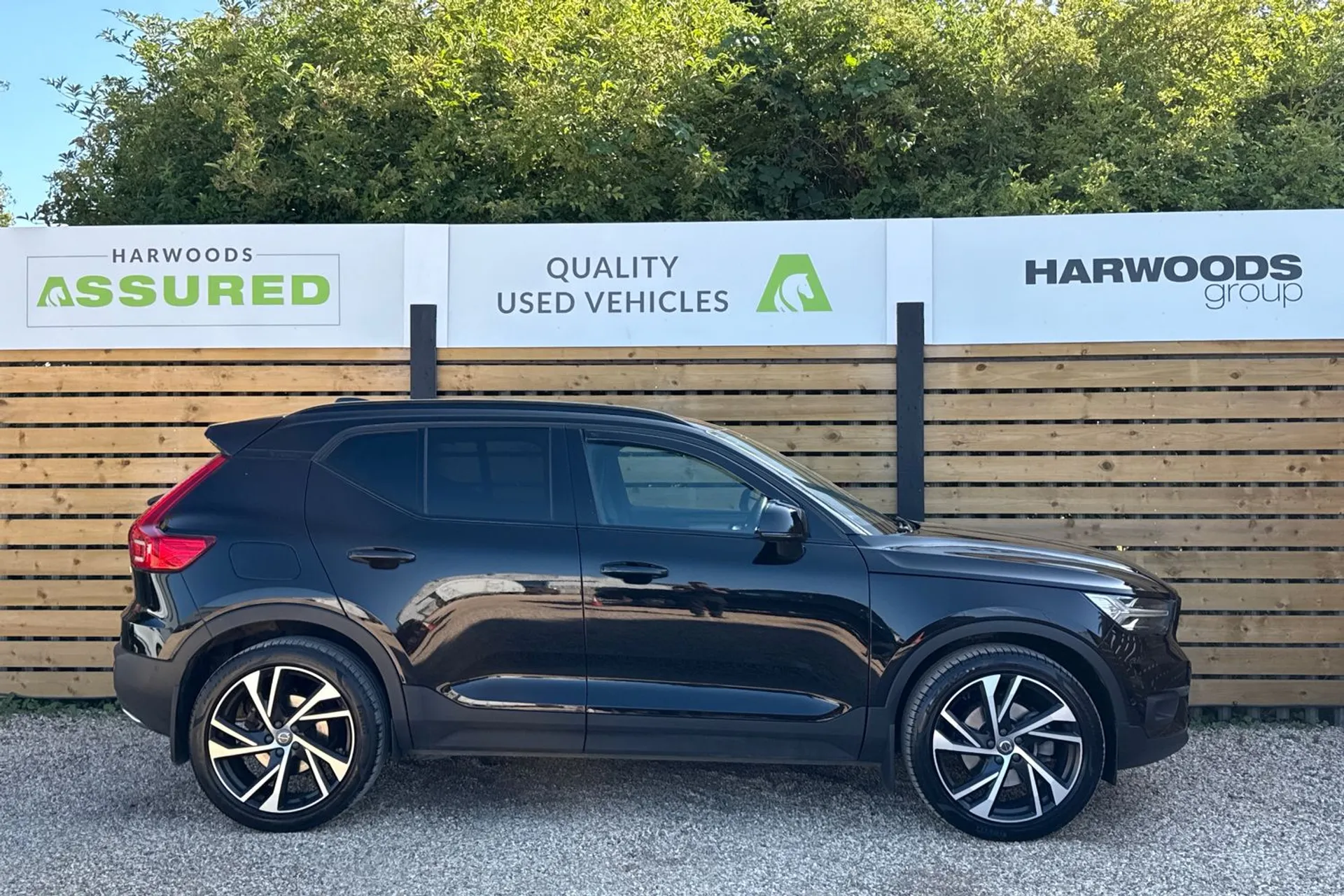 Volvo XC40 thumbnail image number 2