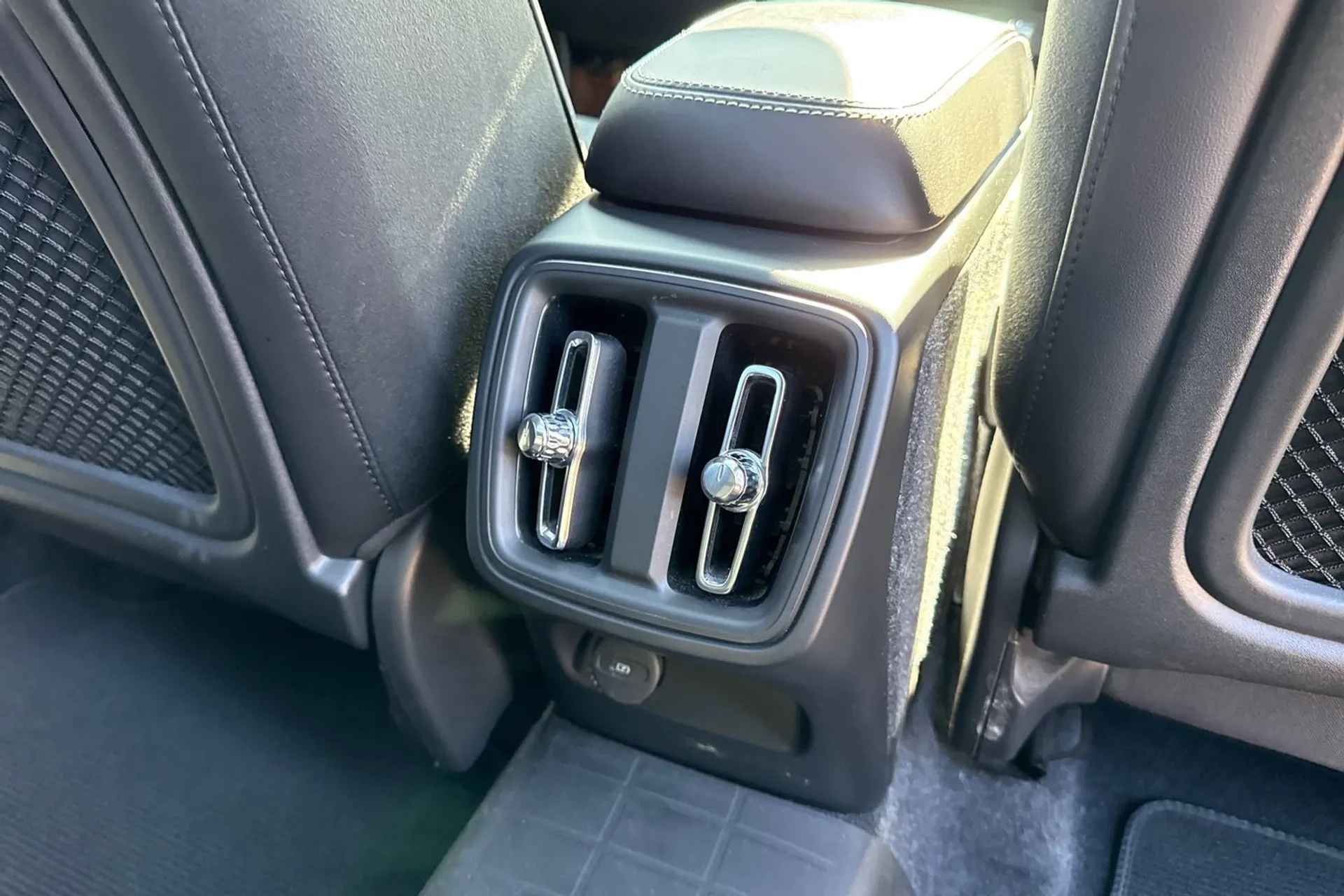 Volvo XC40 thumbnail image number 48