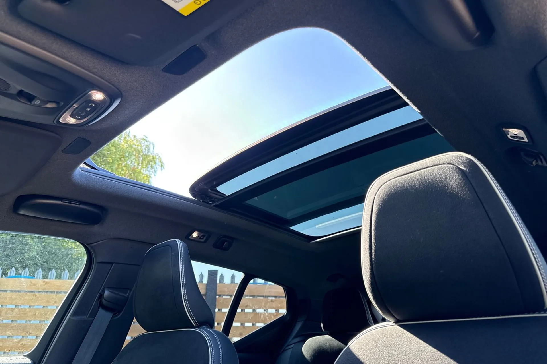 Volvo XC40 thumbnail image number 3