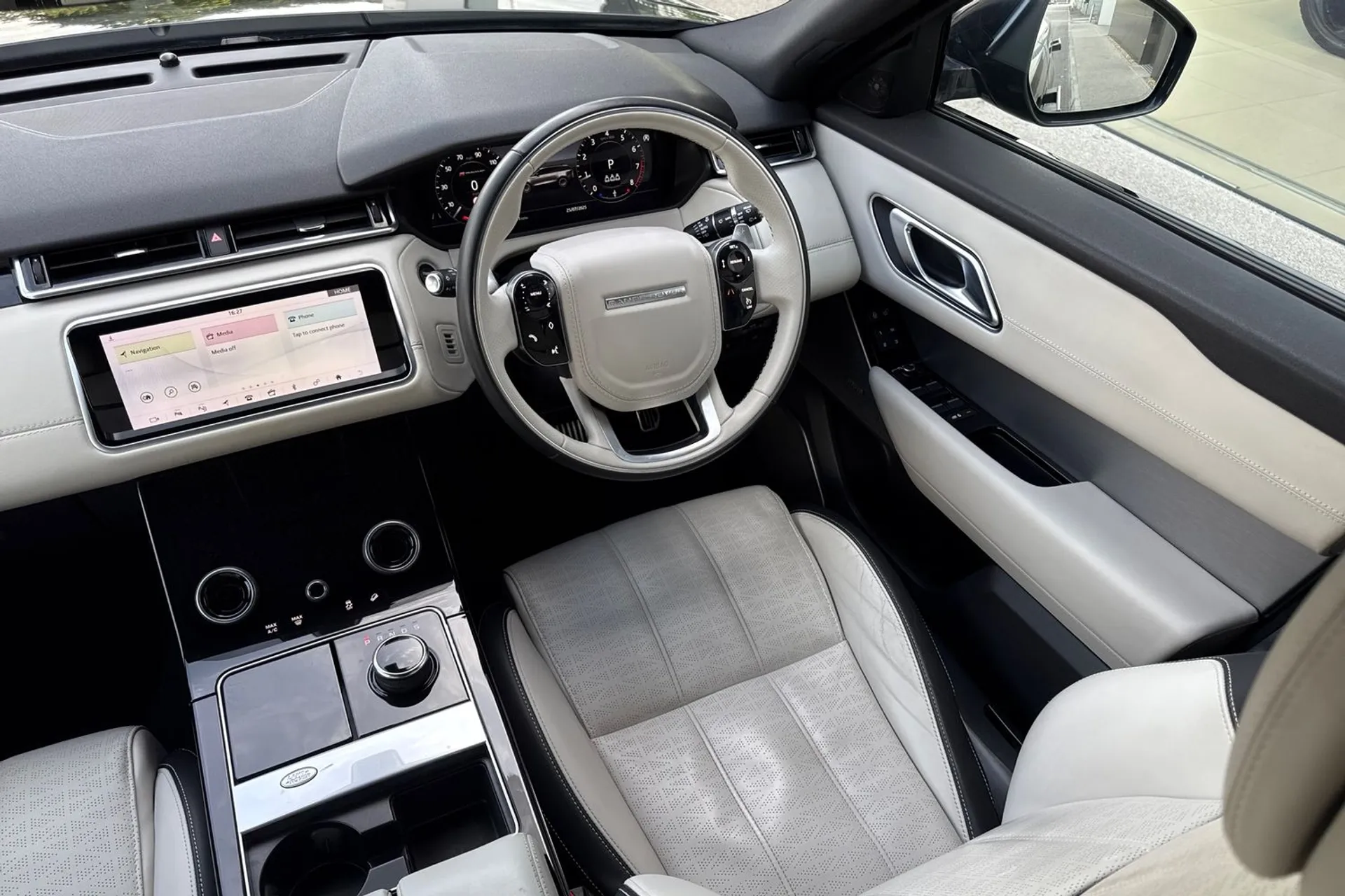 LAND ROVER RANGE ROVER VELAR thumbnail image number 27