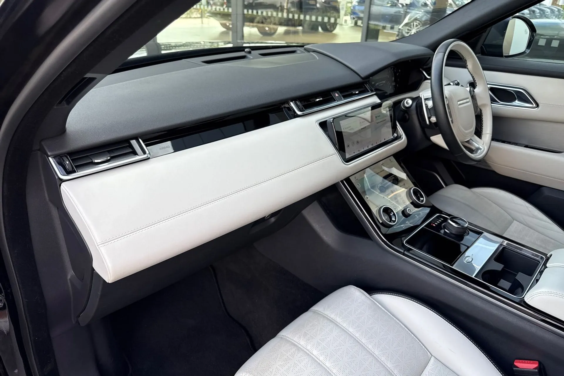 LAND ROVER RANGE ROVER VELAR thumbnail image number 40