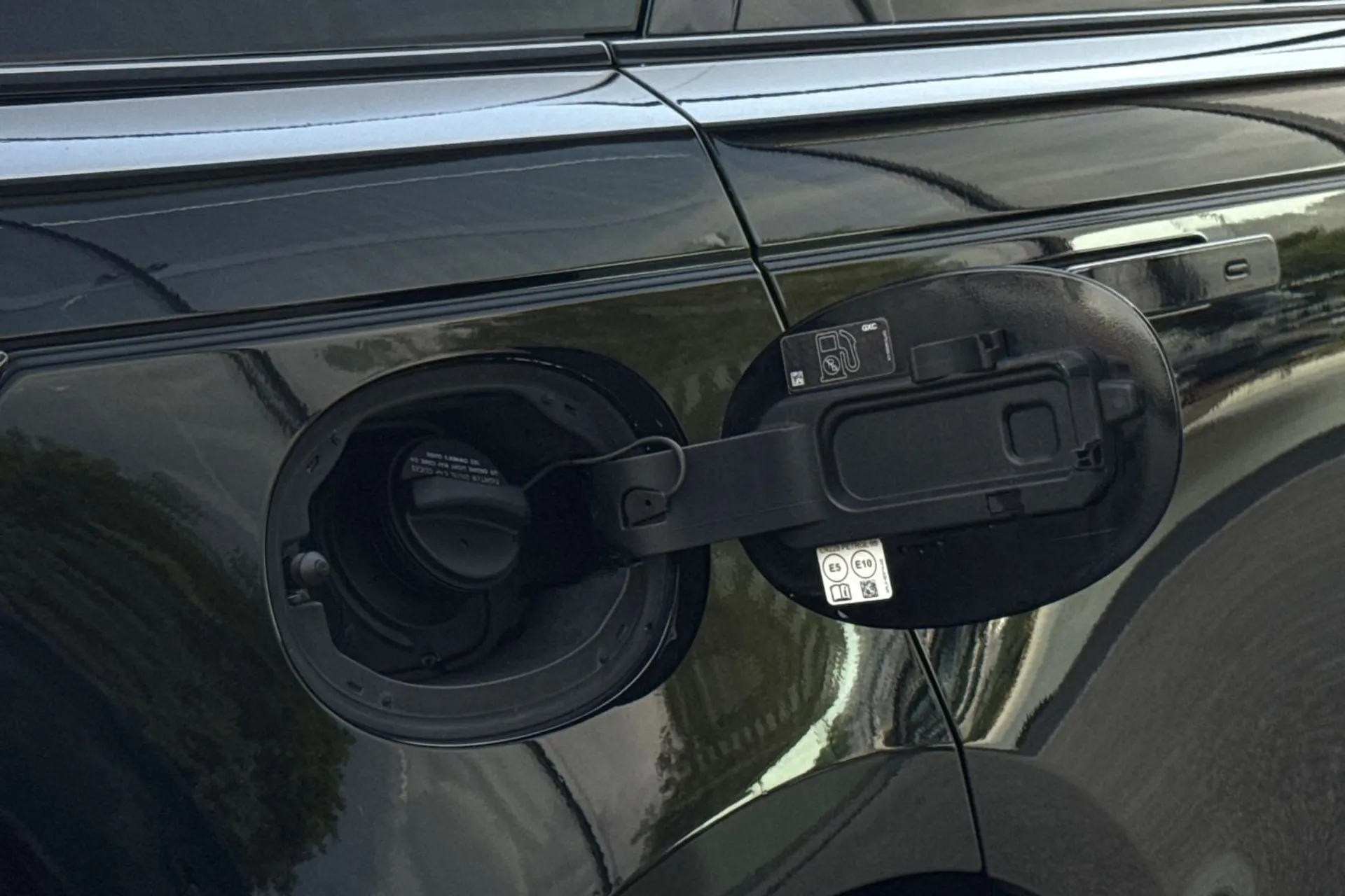 LAND ROVER RANGE ROVER VELAR thumbnail image number 23