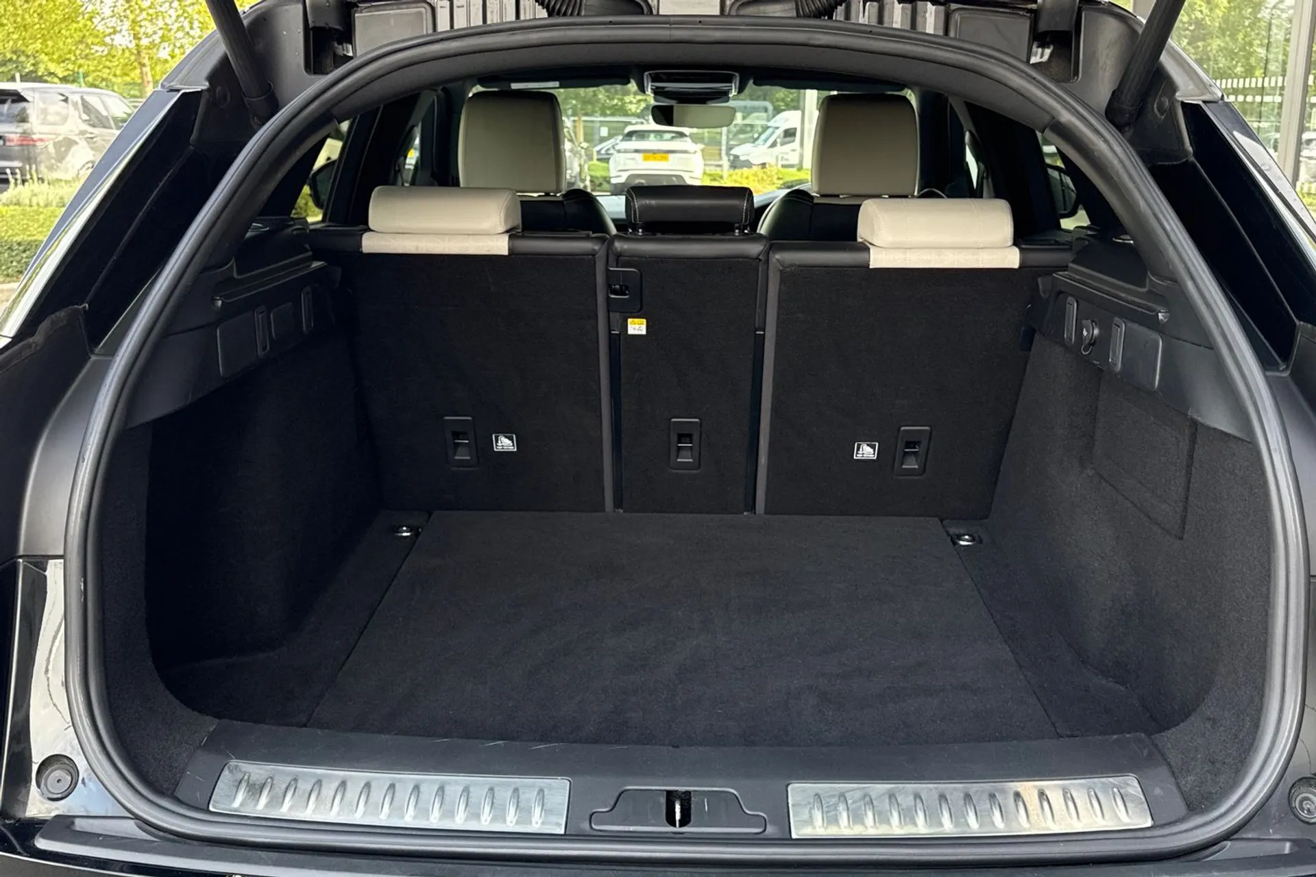 LAND ROVER RANGE ROVER VELAR thumbnail image number 29