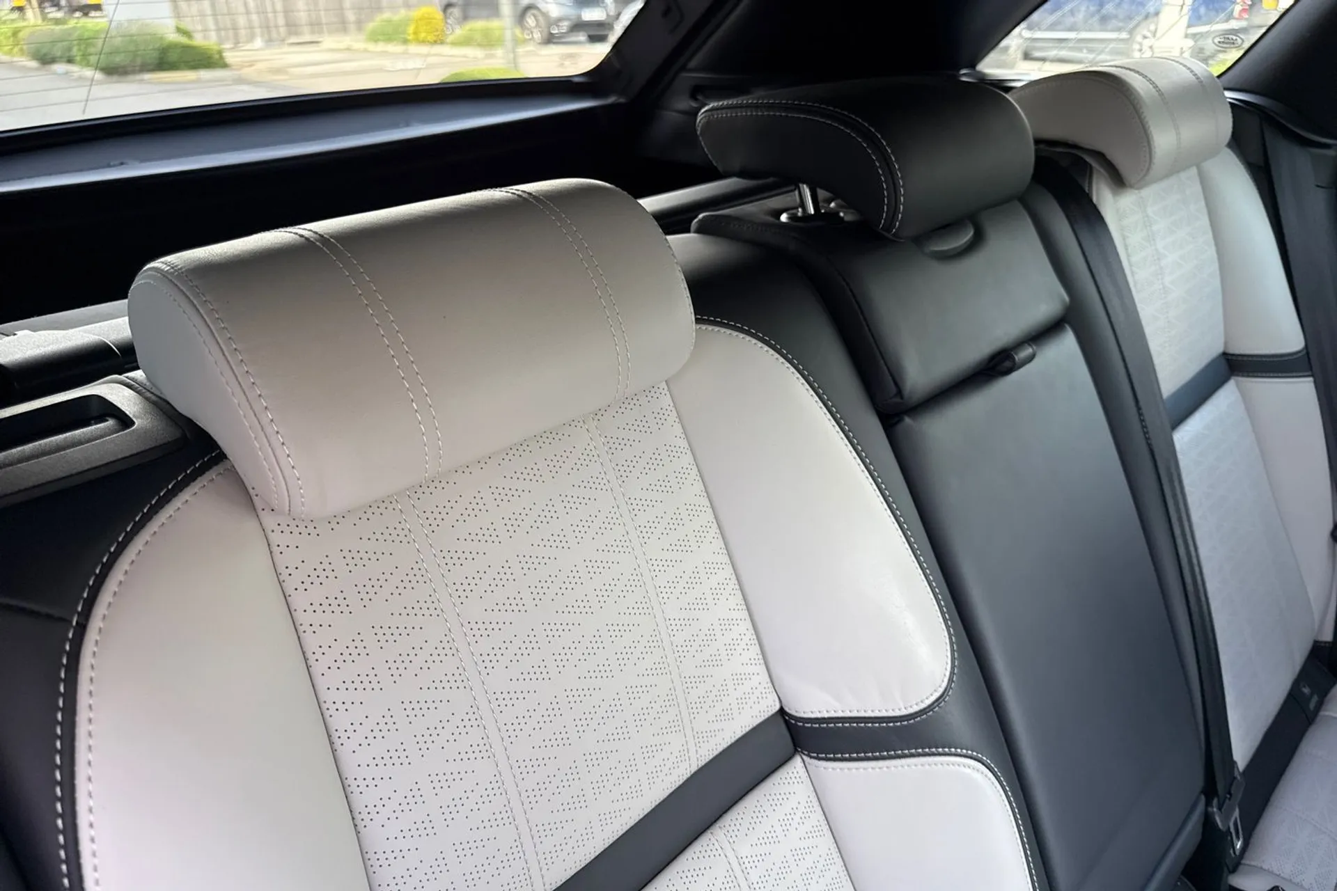 LAND ROVER RANGE ROVER VELAR thumbnail image number 31
