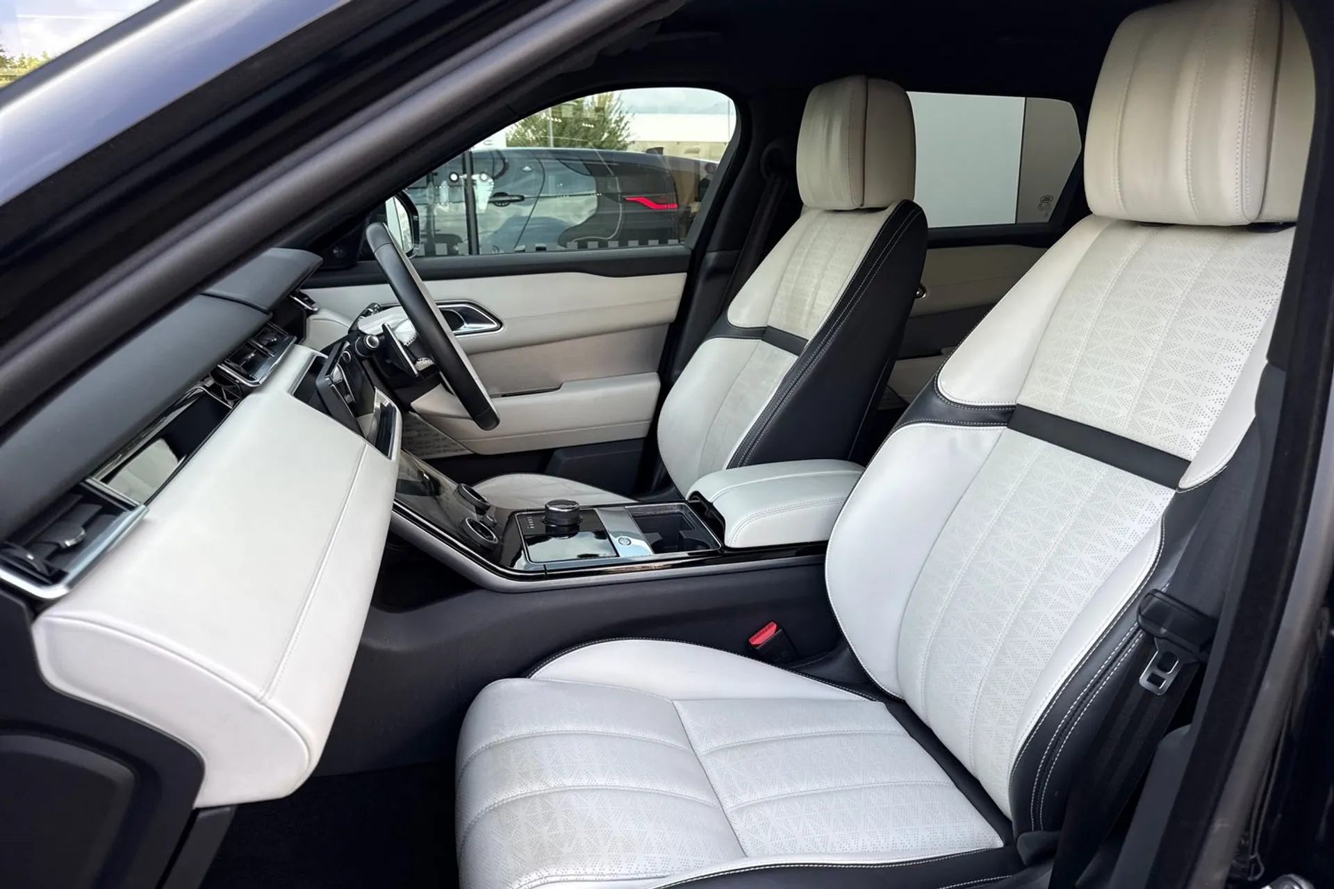 LAND ROVER RANGE ROVER VELAR thumbnail image number 41