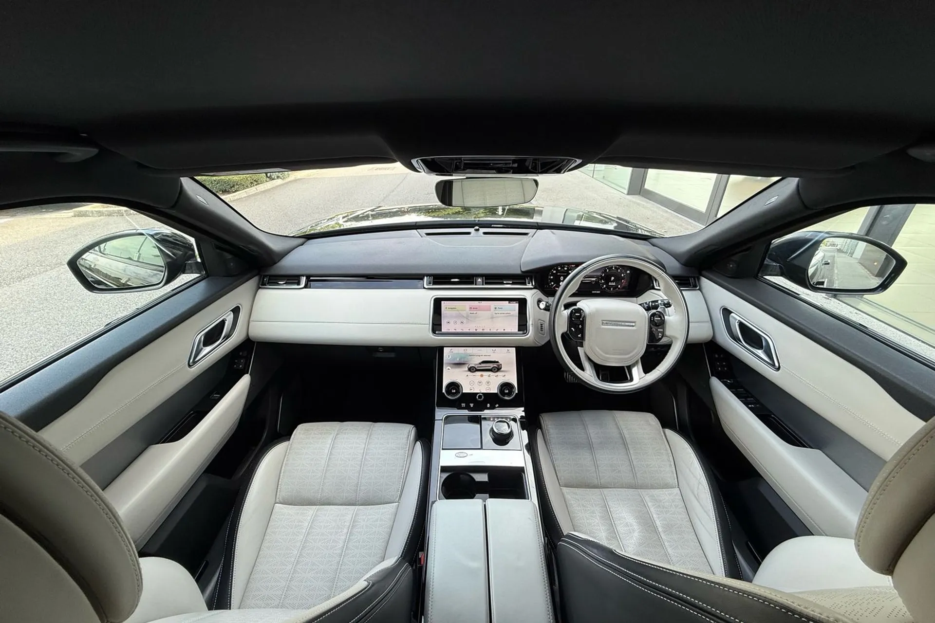 LAND ROVER RANGE ROVER VELAR thumbnail image number 4
