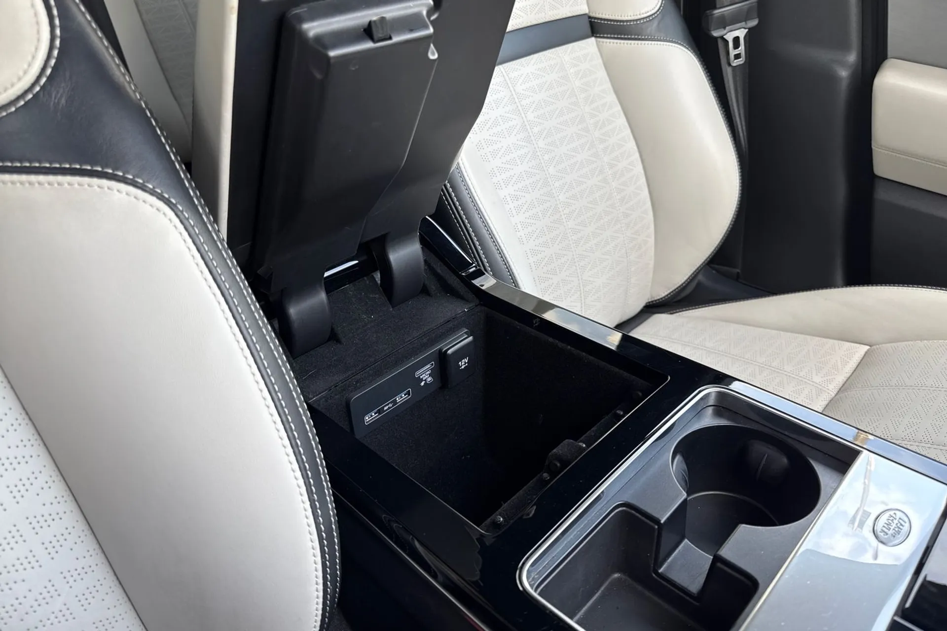 LAND ROVER RANGE ROVER VELAR thumbnail image number 39