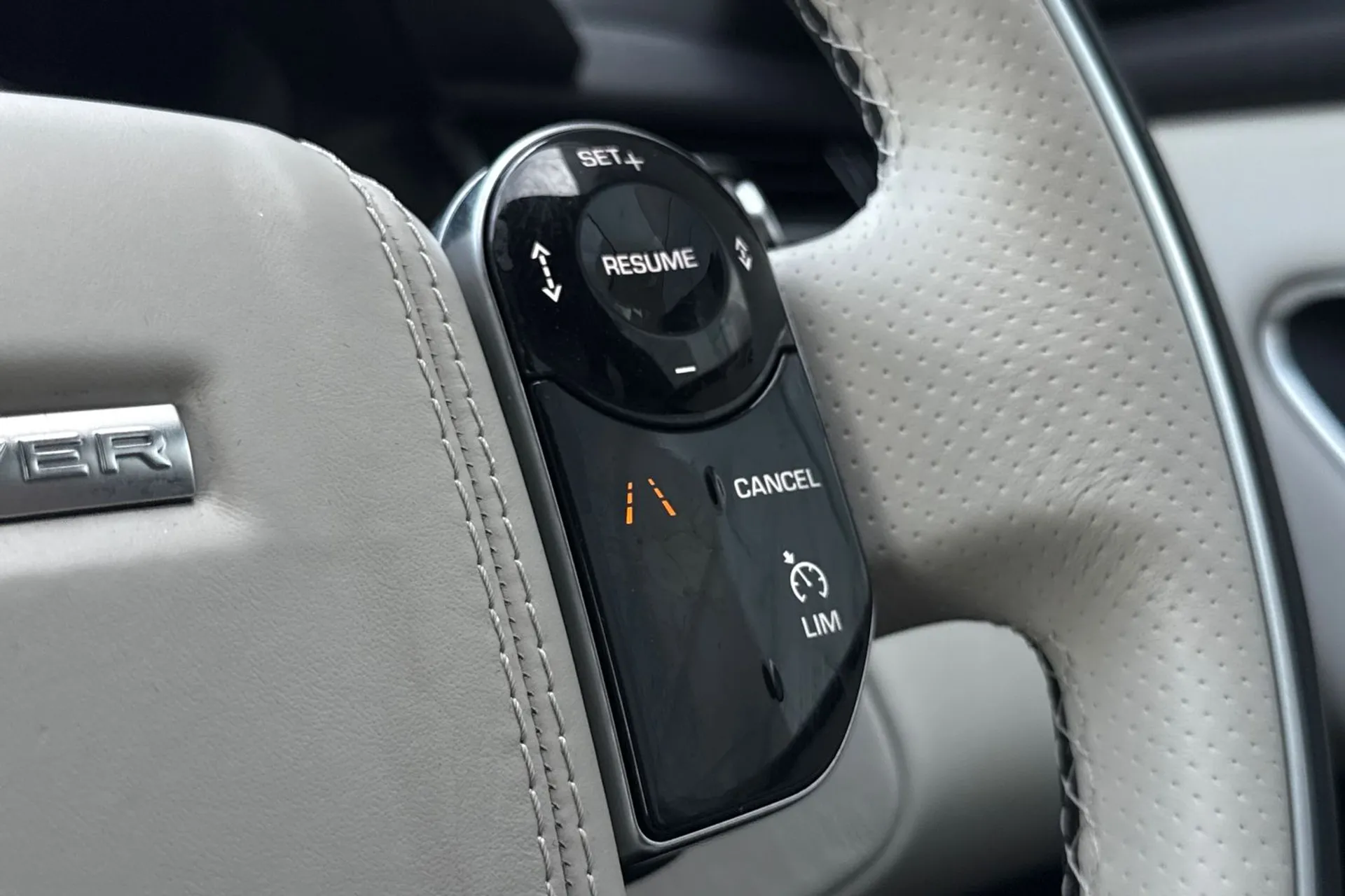 LAND ROVER RANGE ROVER VELAR thumbnail image number 44