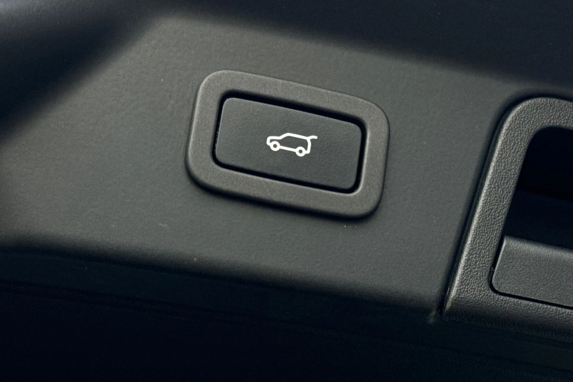 LAND ROVER RANGE ROVER VELAR thumbnail image number 28