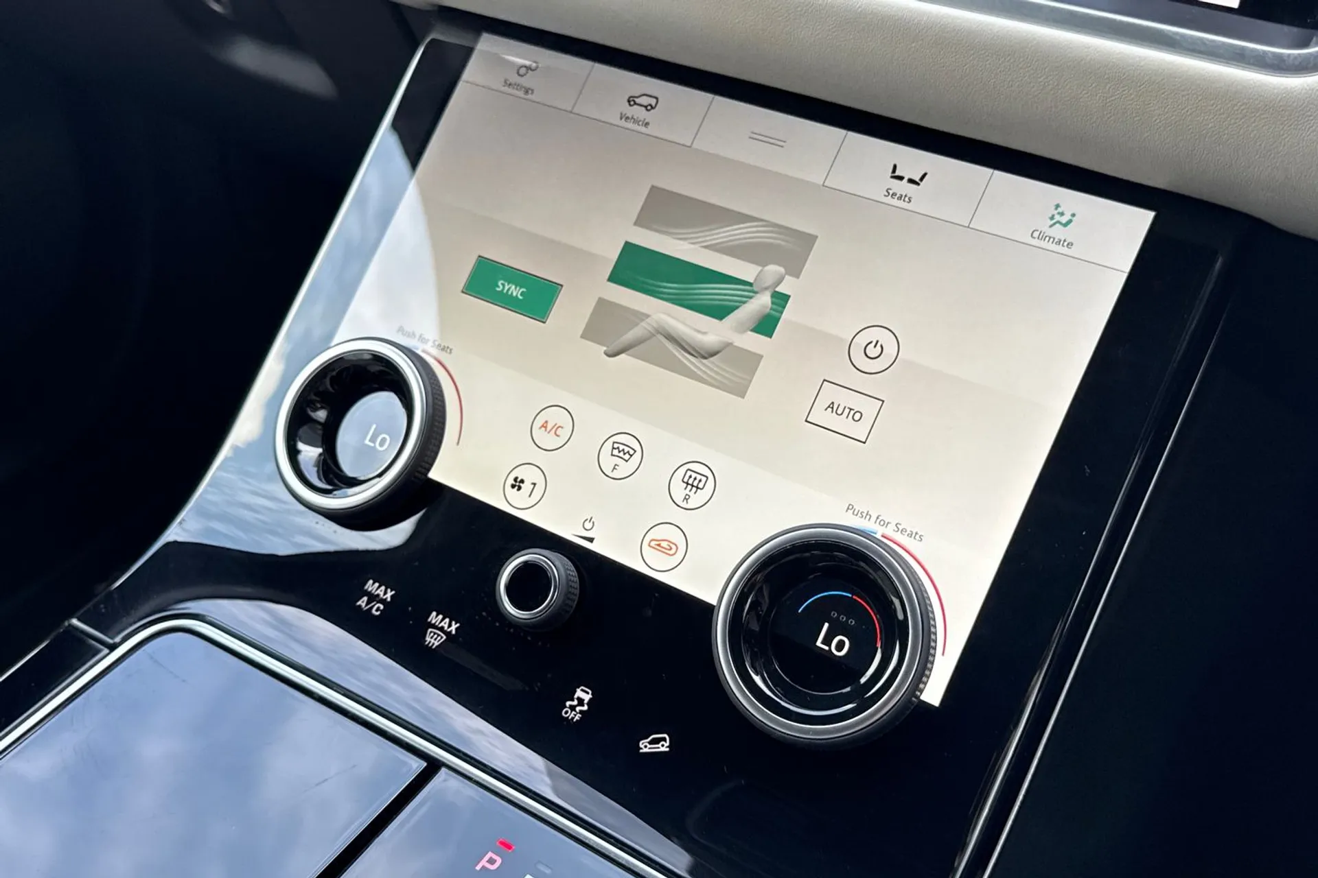 LAND ROVER RANGE ROVER VELAR thumbnail image number 46