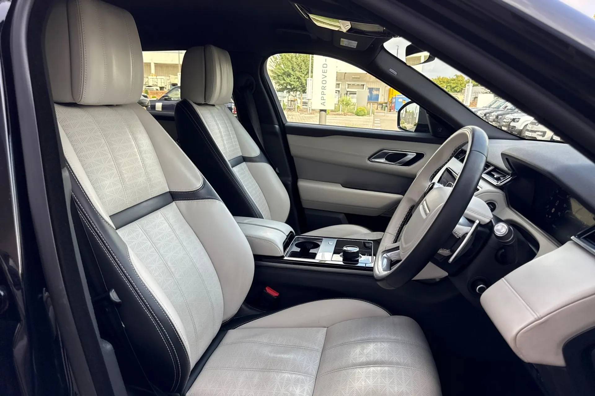 LAND ROVER RANGE ROVER VELAR thumbnail image number 37