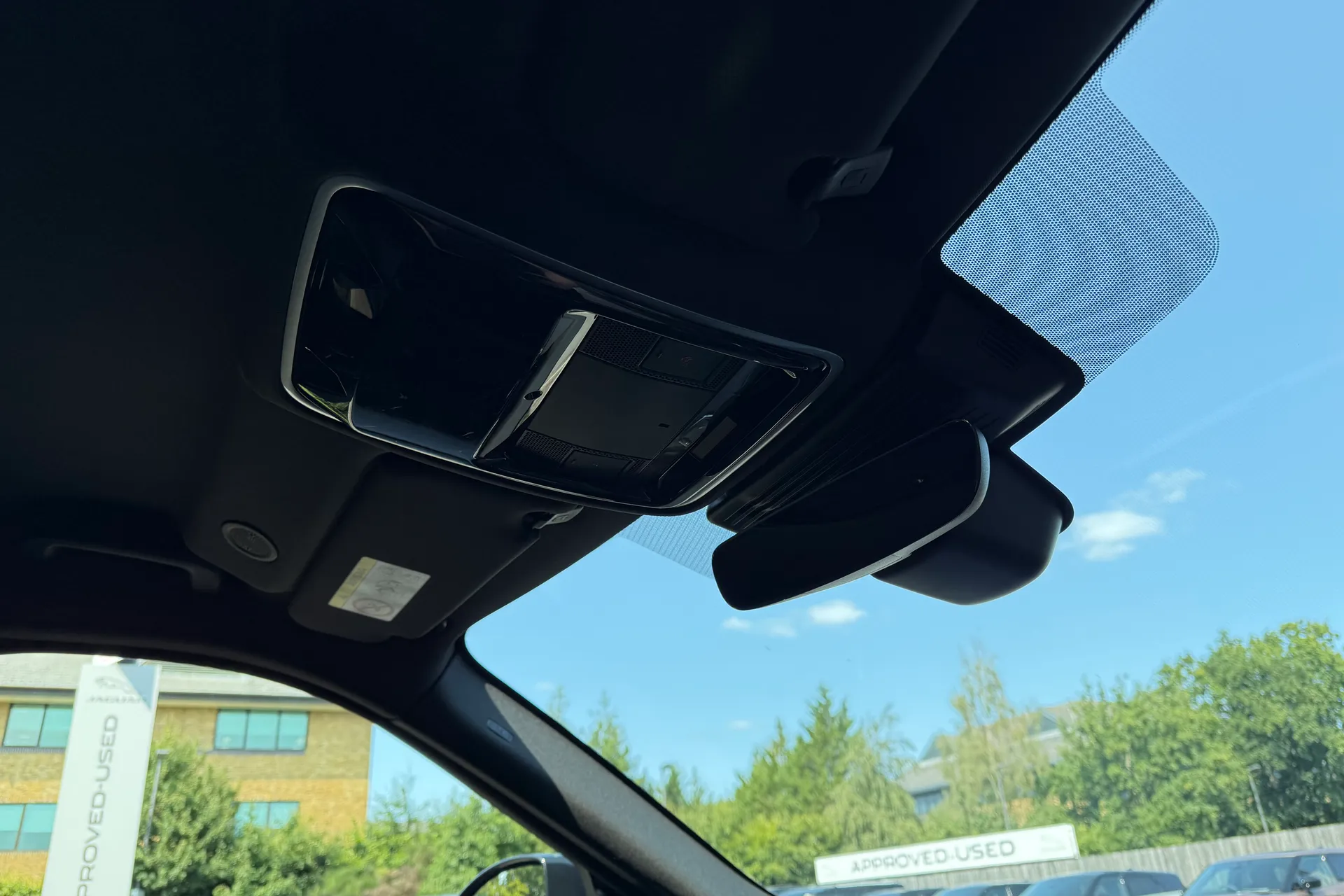 LAND ROVER RANGE ROVER VELAR thumbnail image number 32