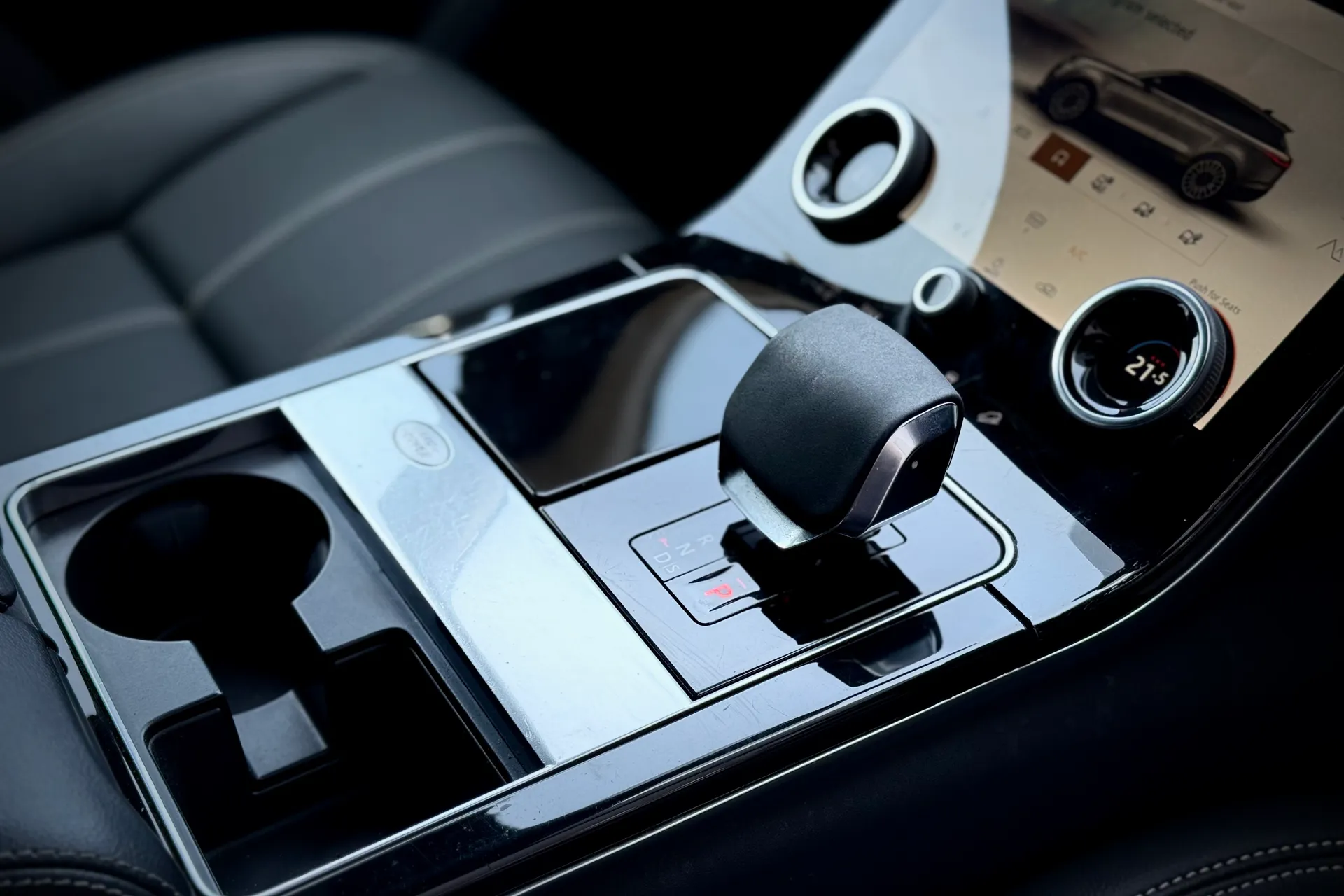 LAND ROVER RANGE ROVER VELAR thumbnail image number 27