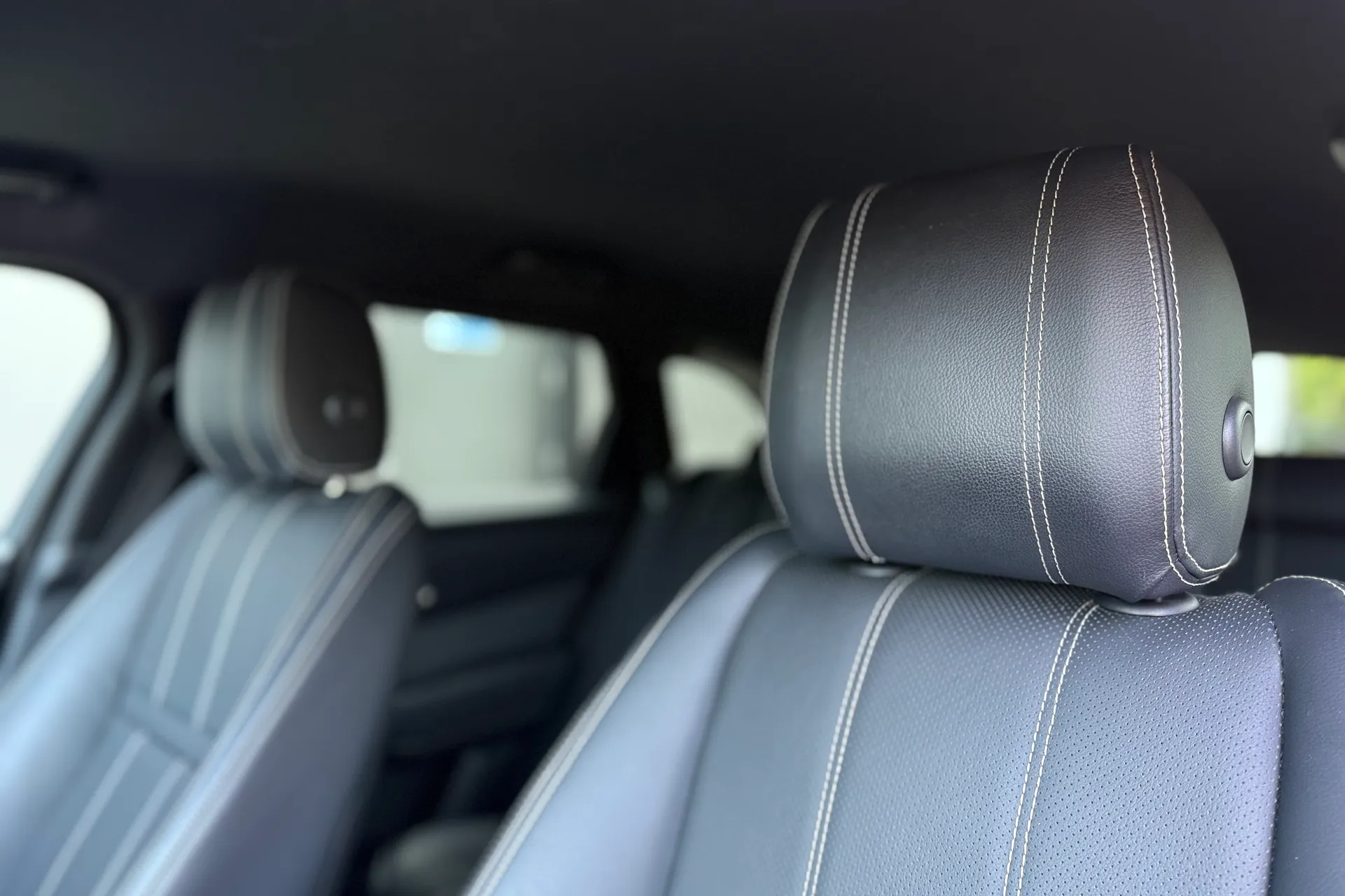 LAND ROVER RANGE ROVER VELAR thumbnail image number 4