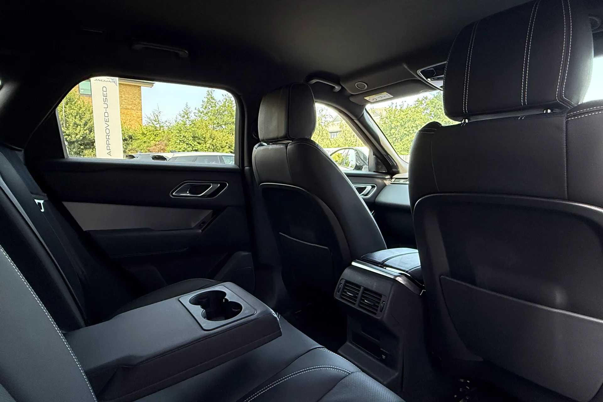 LAND ROVER RANGE ROVER VELAR thumbnail image number 38