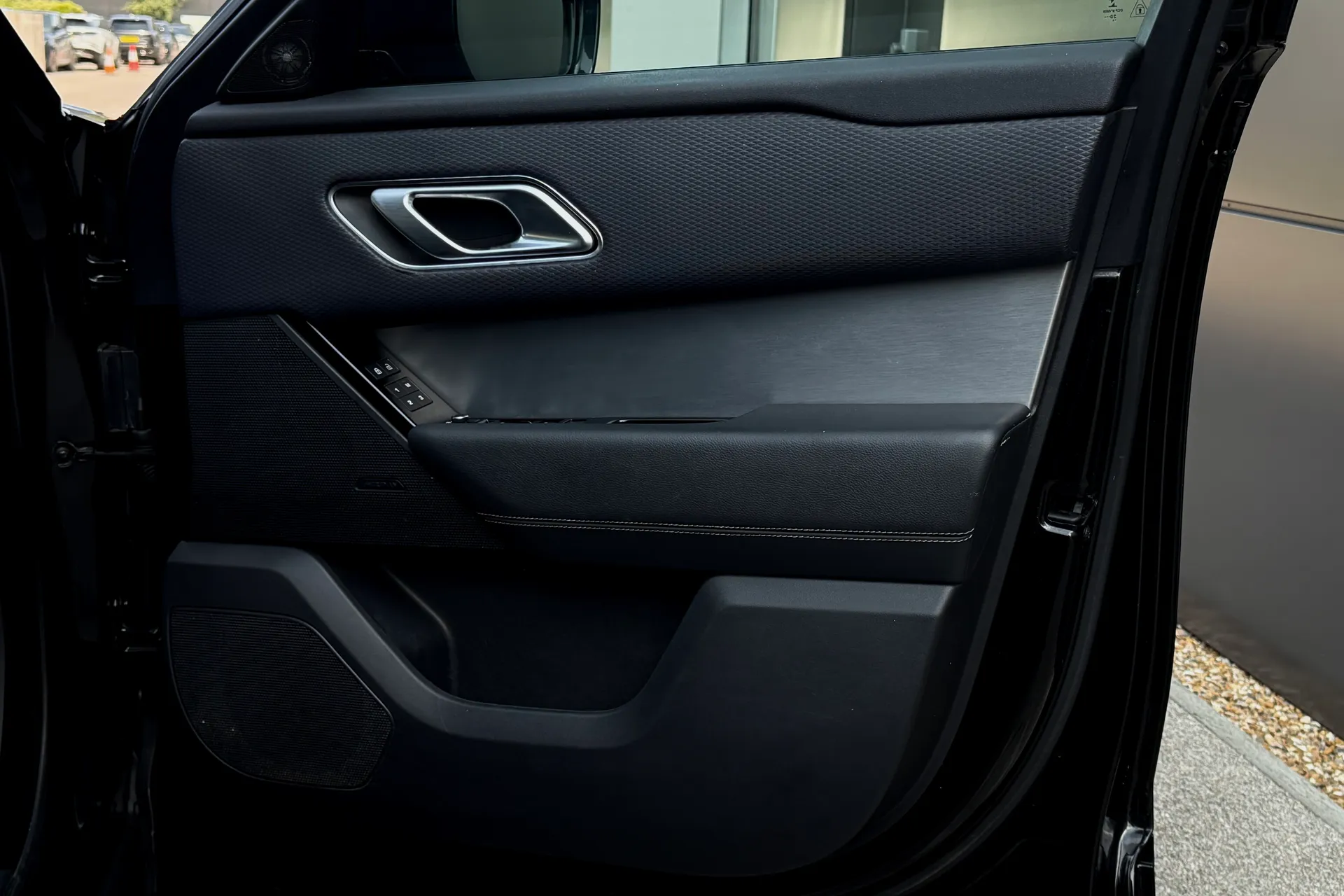 LAND ROVER RANGE ROVER VELAR thumbnail image number 34