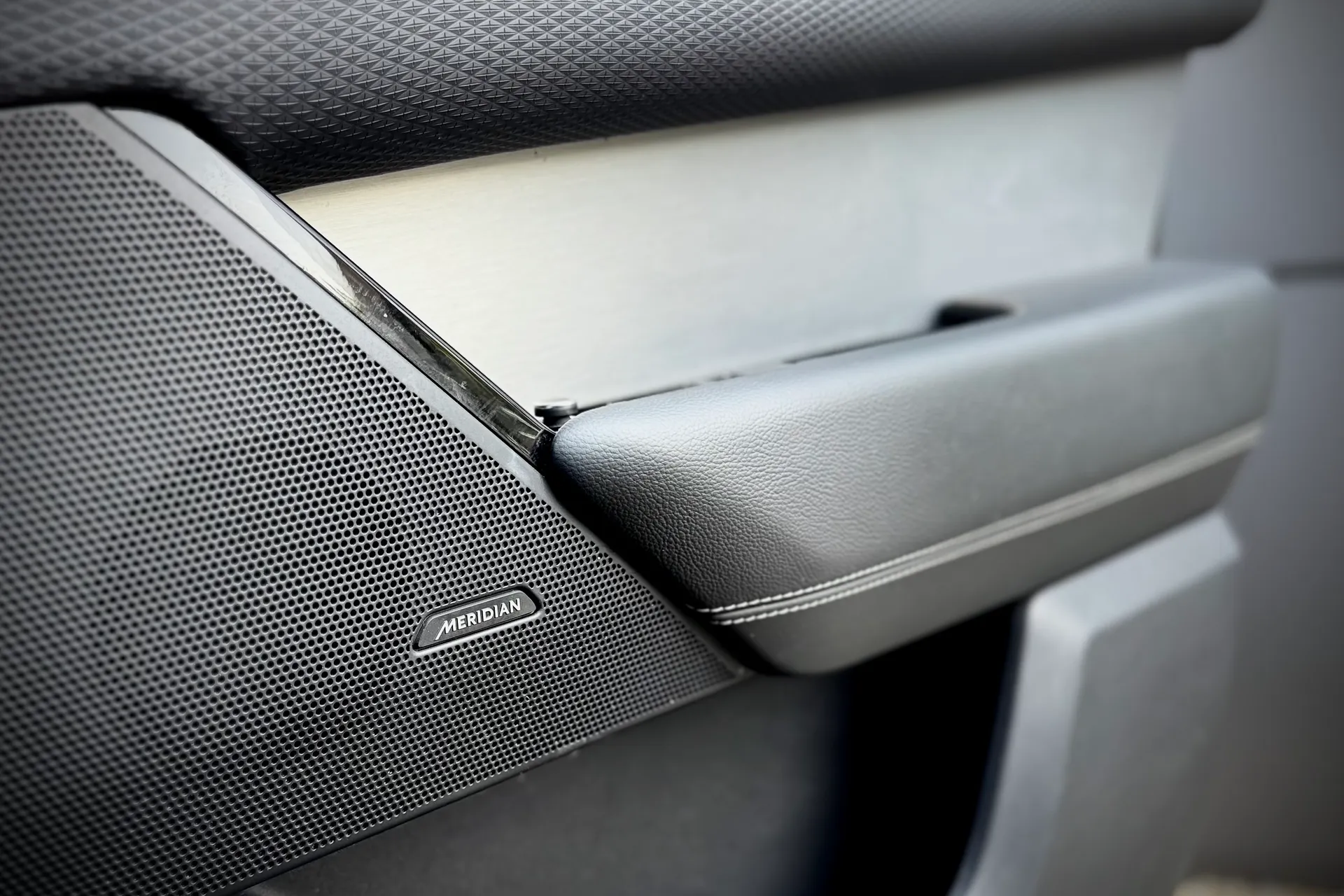 LAND ROVER RANGE ROVER VELAR thumbnail image number 33