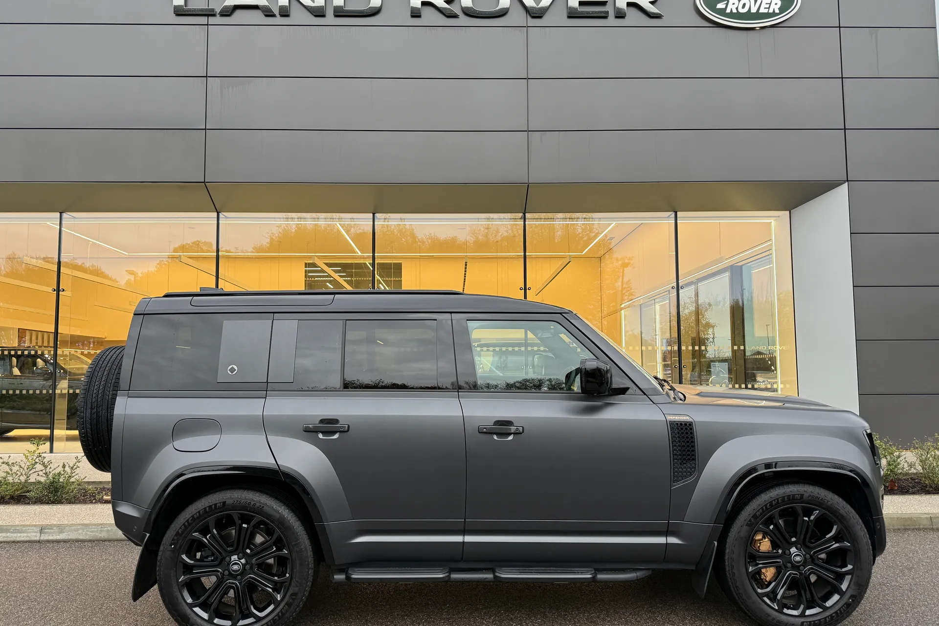 LAND ROVER Defender 110 thumbnail image number 2