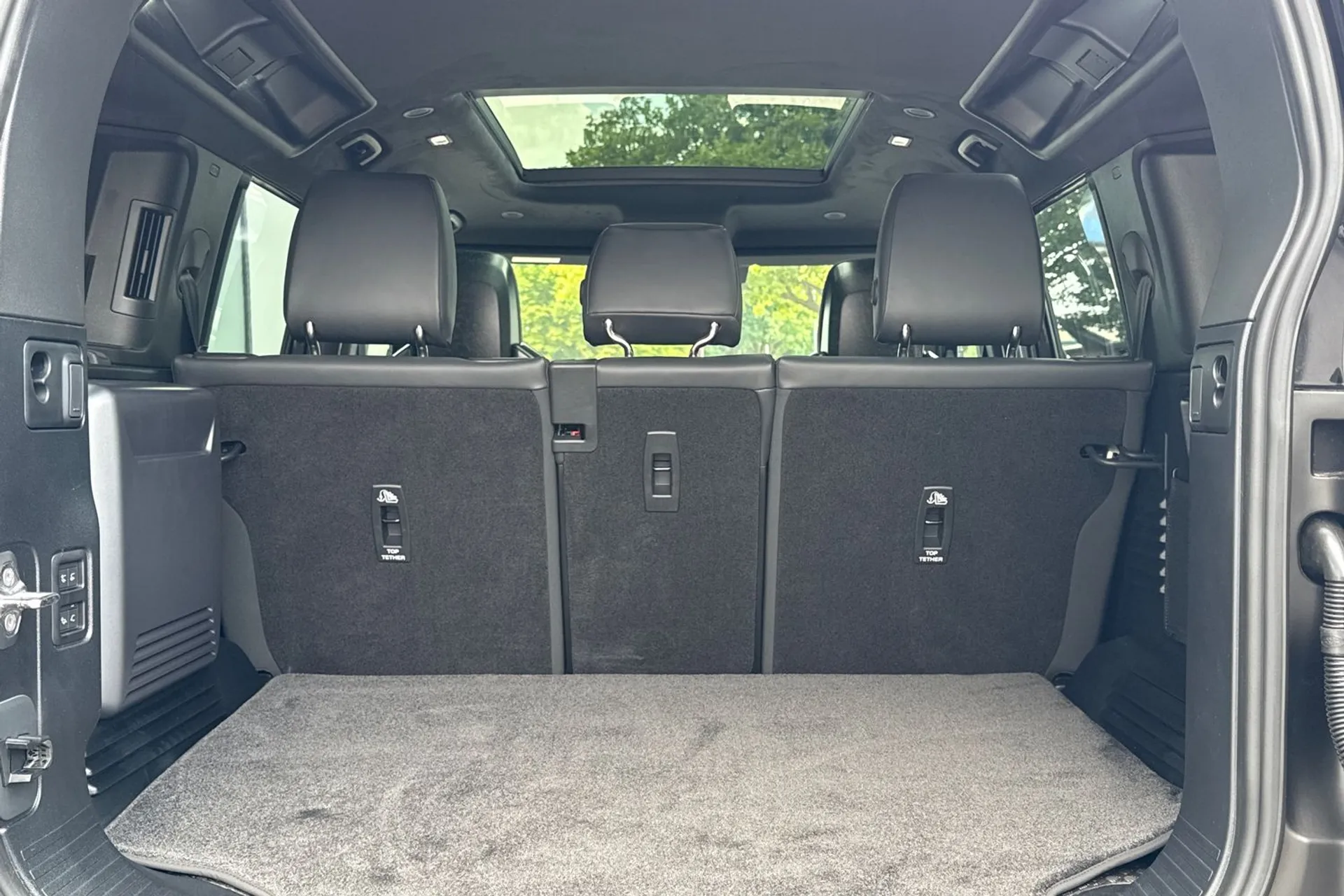 LAND ROVER Defender 110 thumbnail image number 74