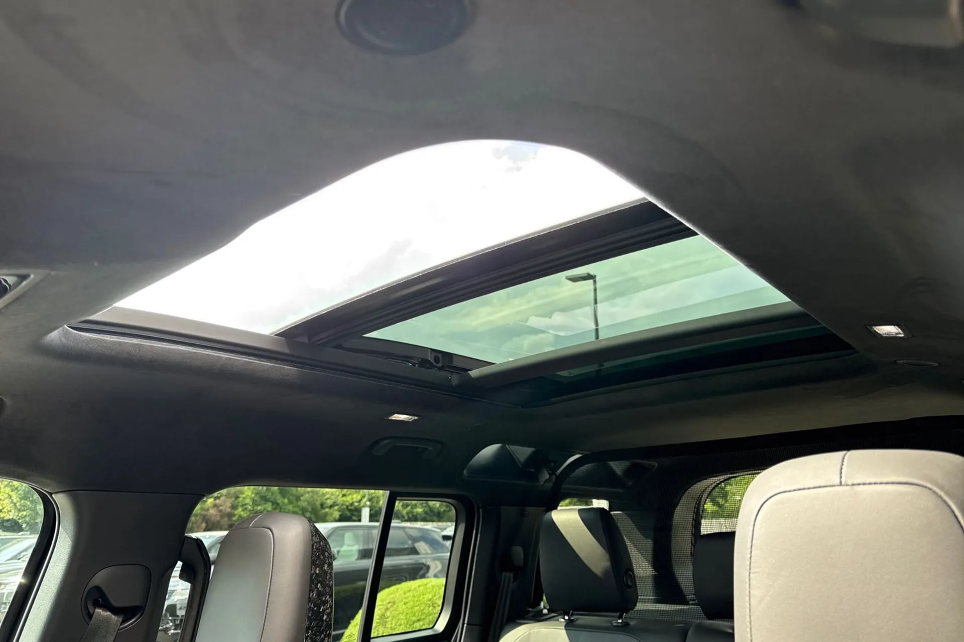 LAND ROVER Defender 110 thumbnail image number 4