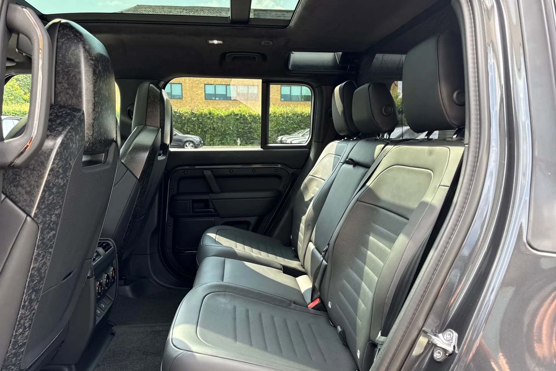 LAND ROVER Defender 110 thumbnail image number 82