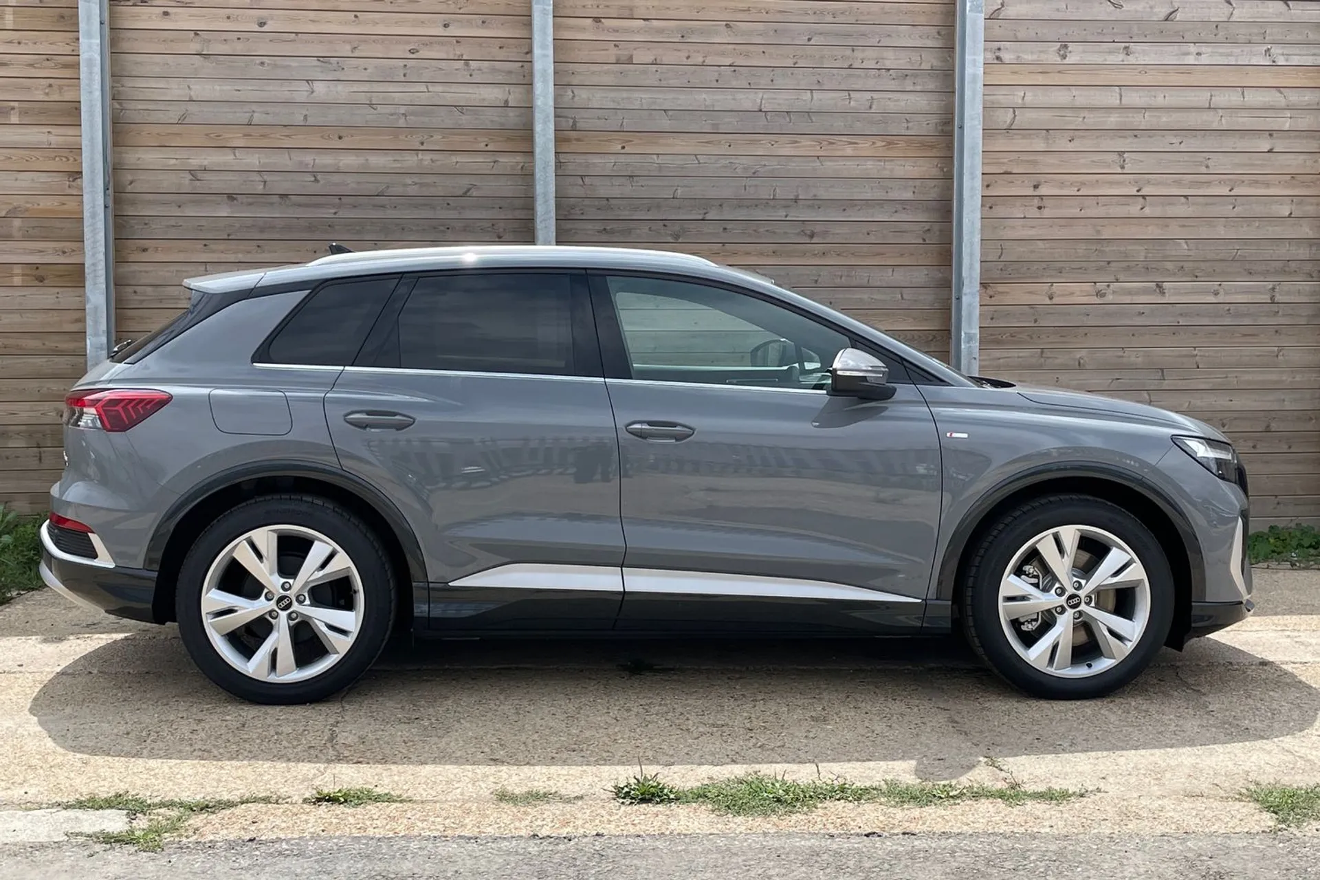 Audi Q4 e-tron thumbnail image number 2