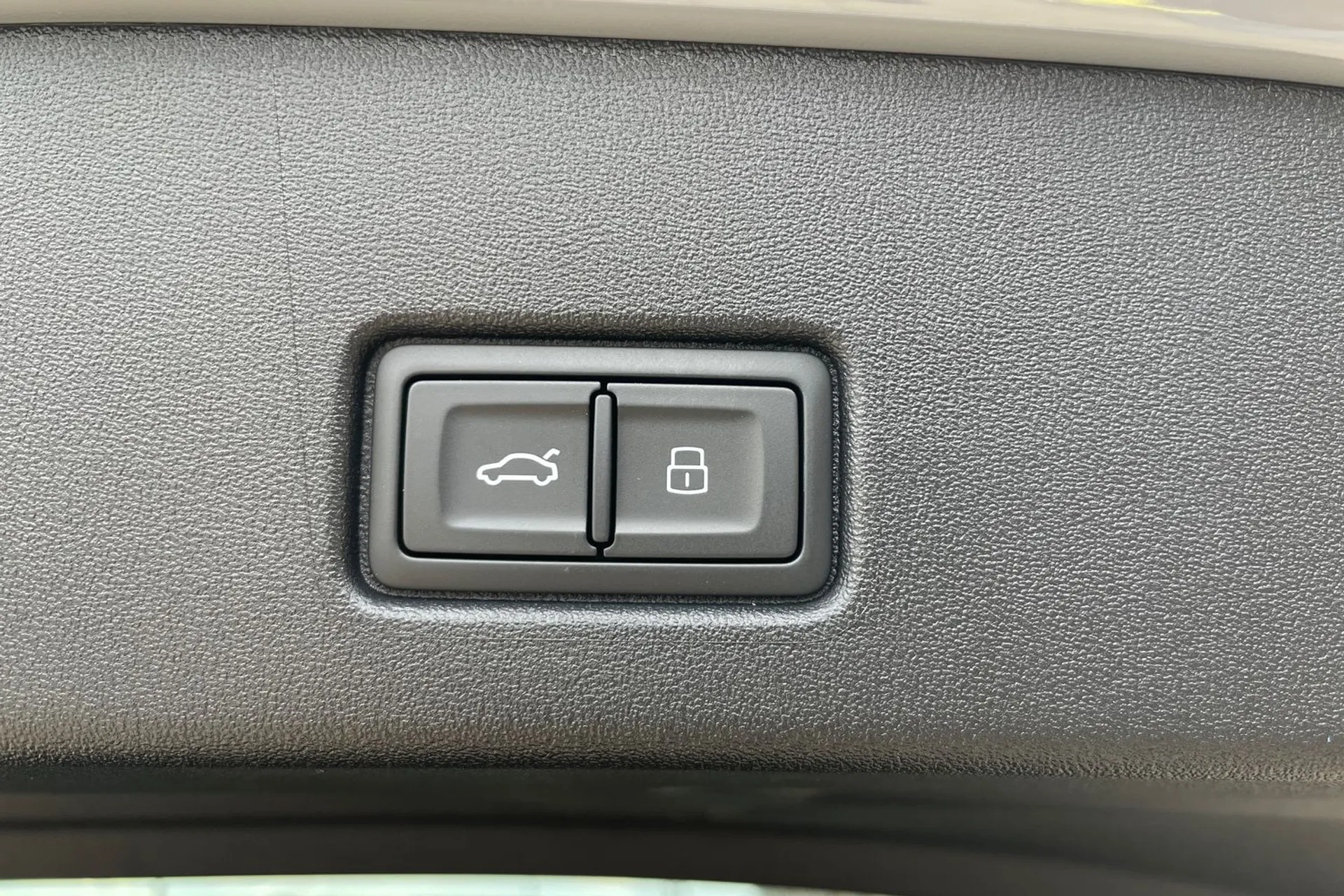 Audi Q4 e-tron thumbnail image number 17