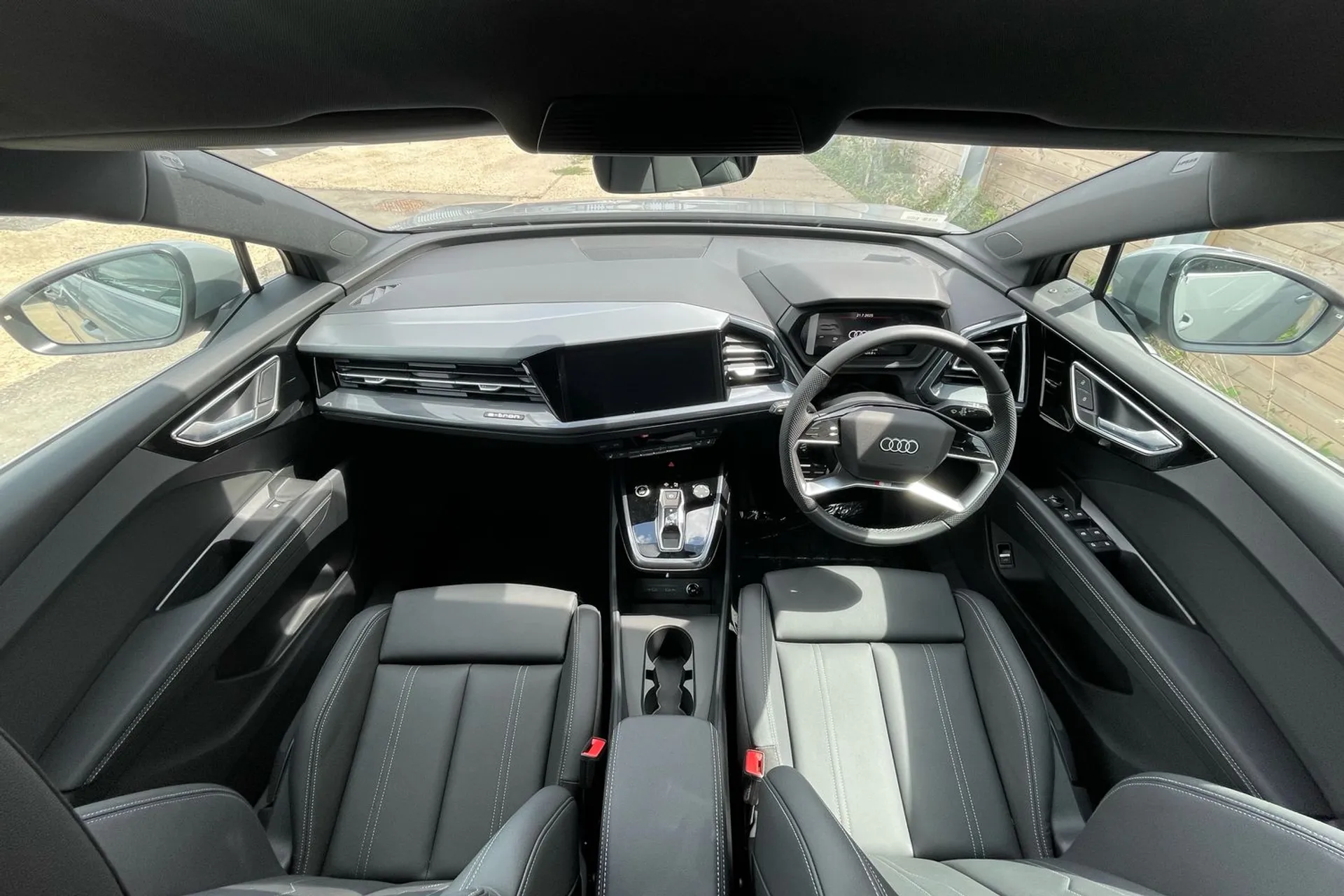 Audi Q4 e-tron thumbnail image number 3