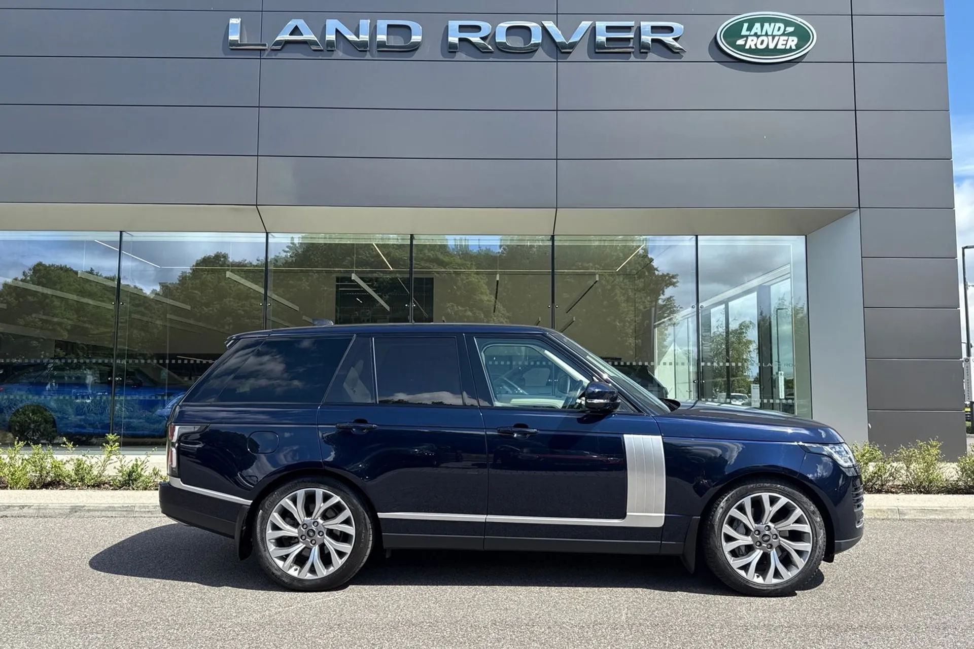LAND ROVER RANGE ROVER thumbnail image number 2
