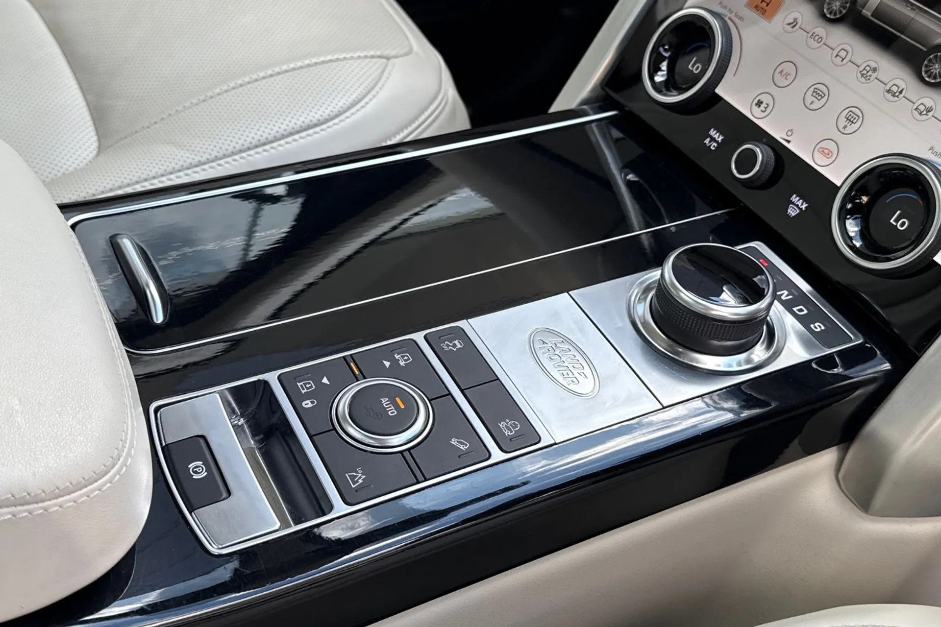 LAND ROVER RANGE ROVER thumbnail image number 23