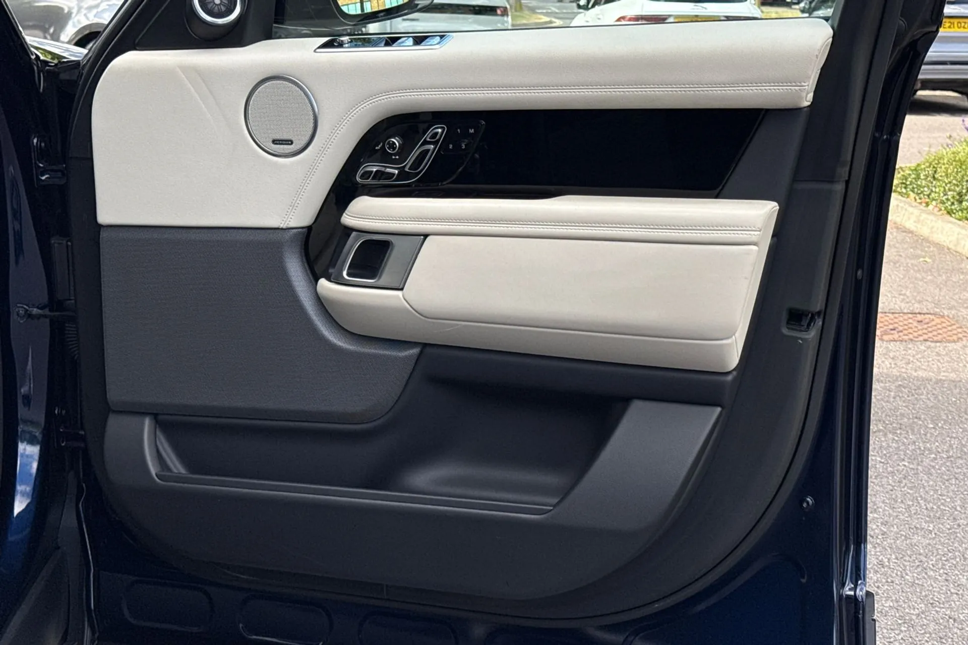 LAND ROVER RANGE ROVER thumbnail image number 61