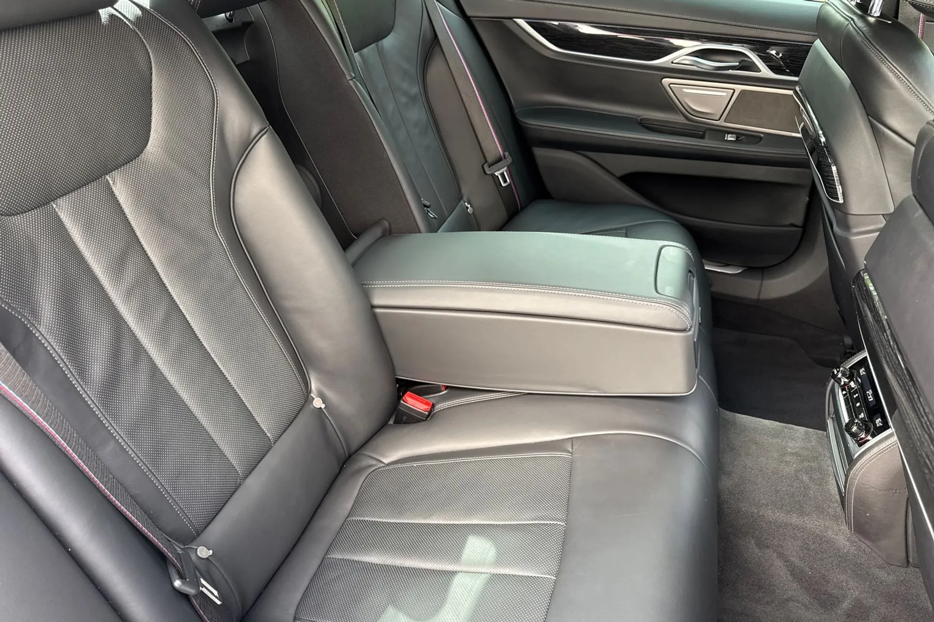 BMW 7 SERIES thumbnail image number 25