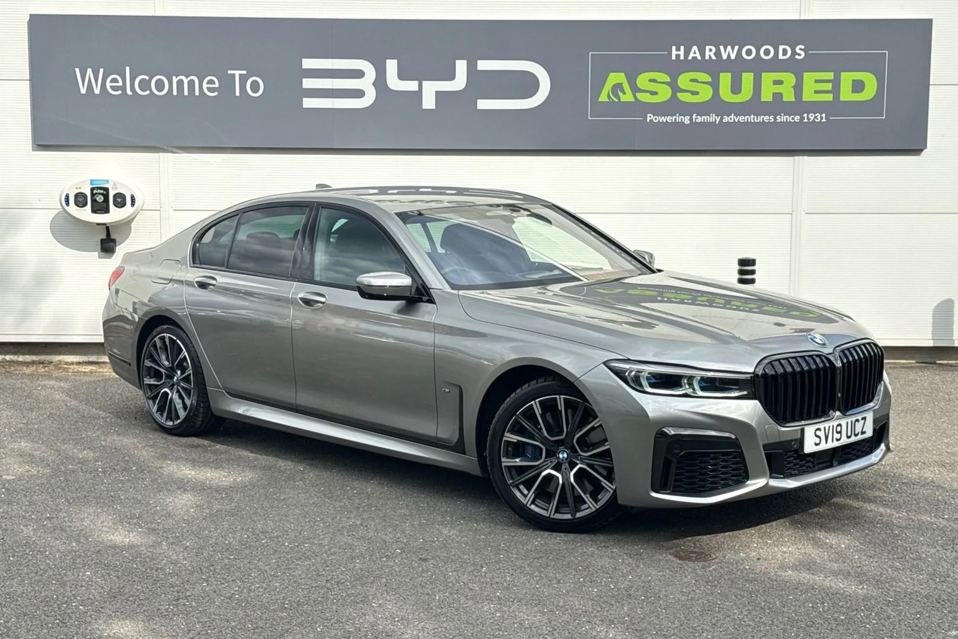 BMW 7 SERIES focused image