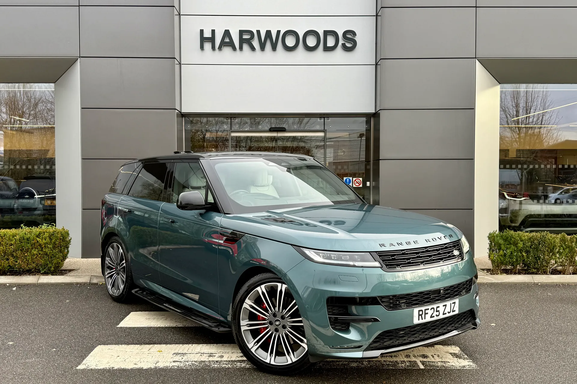 LAND ROVER RANGE ROVER SPORT focused image