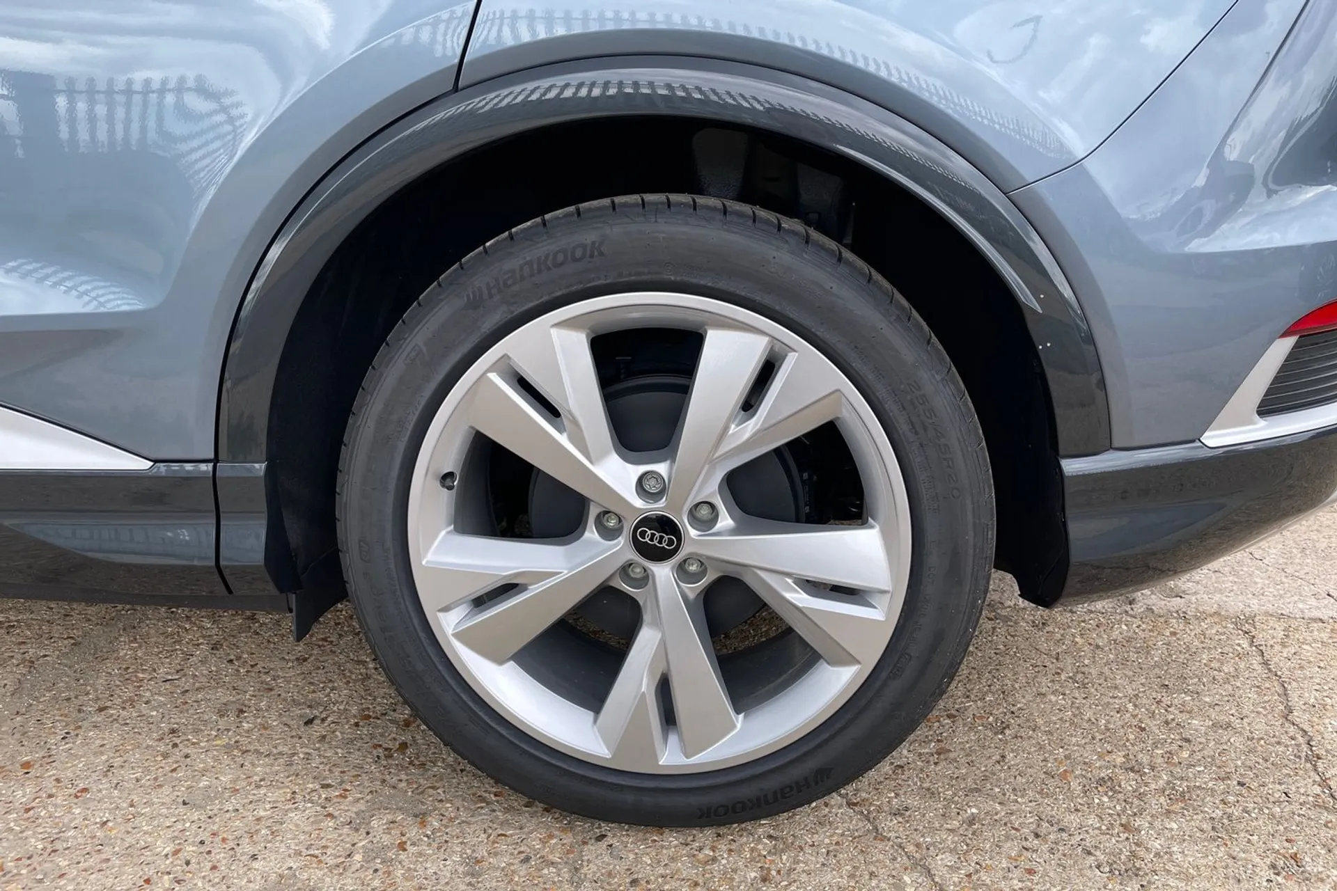 Audi Q4 e-tron thumbnail image number 13