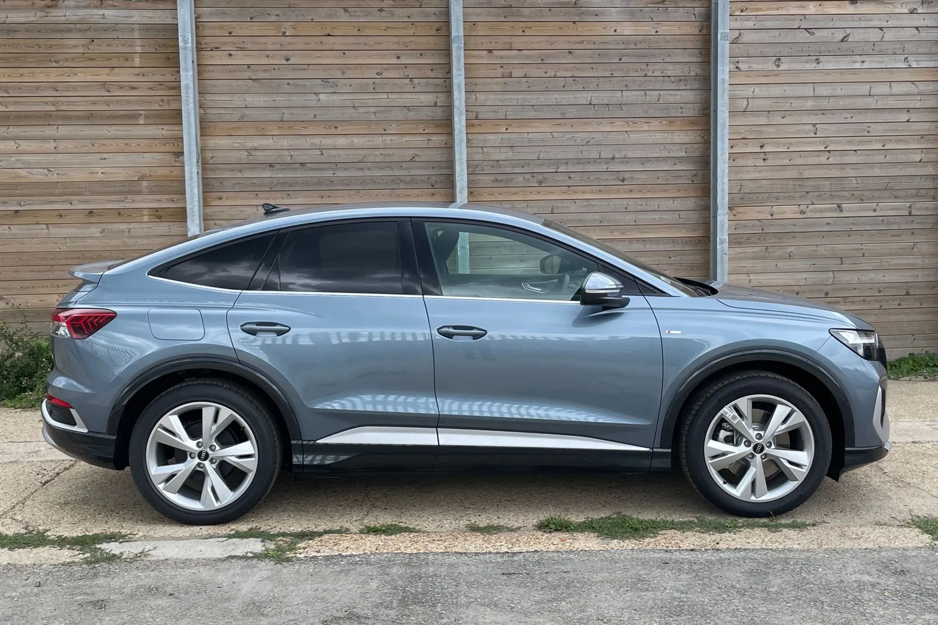 Audi Q4 e-tron thumbnail image number 2