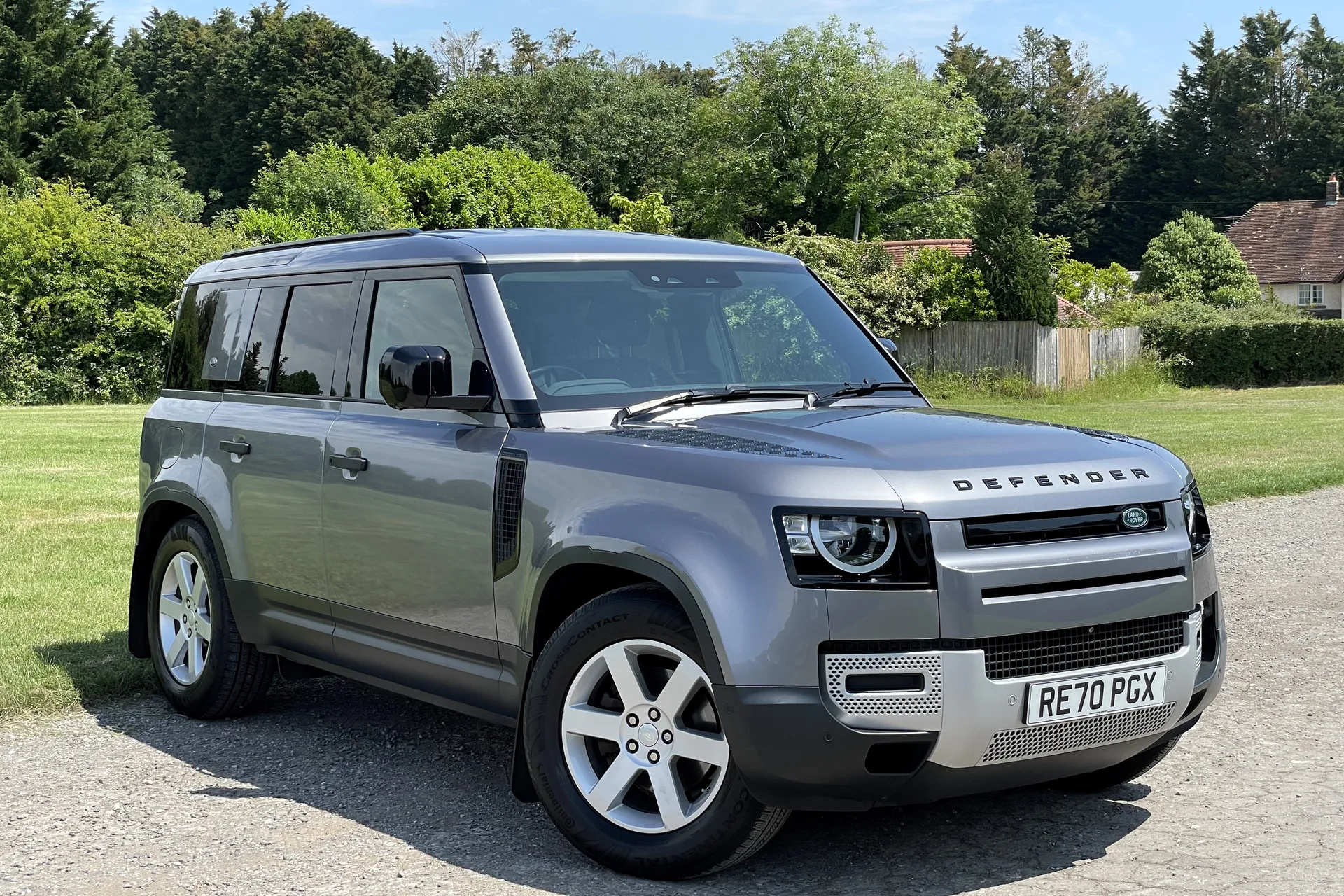 LAND ROVER DEFENDER focused image