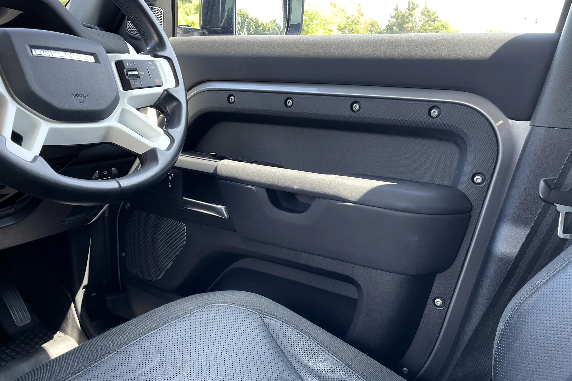 LAND ROVER DEFENDER thumbnail image number 37