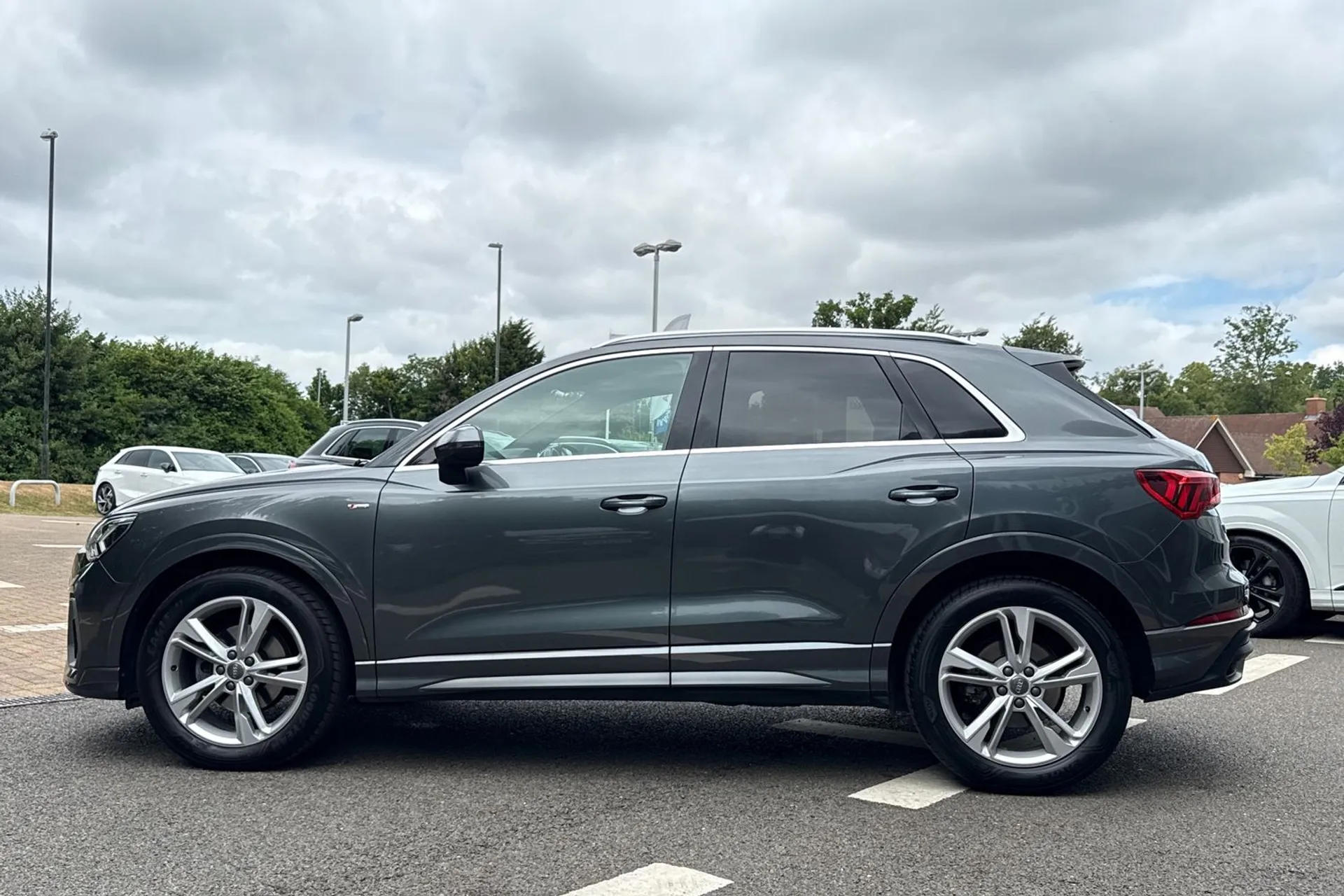 Audi Q3 thumbnail image number 9