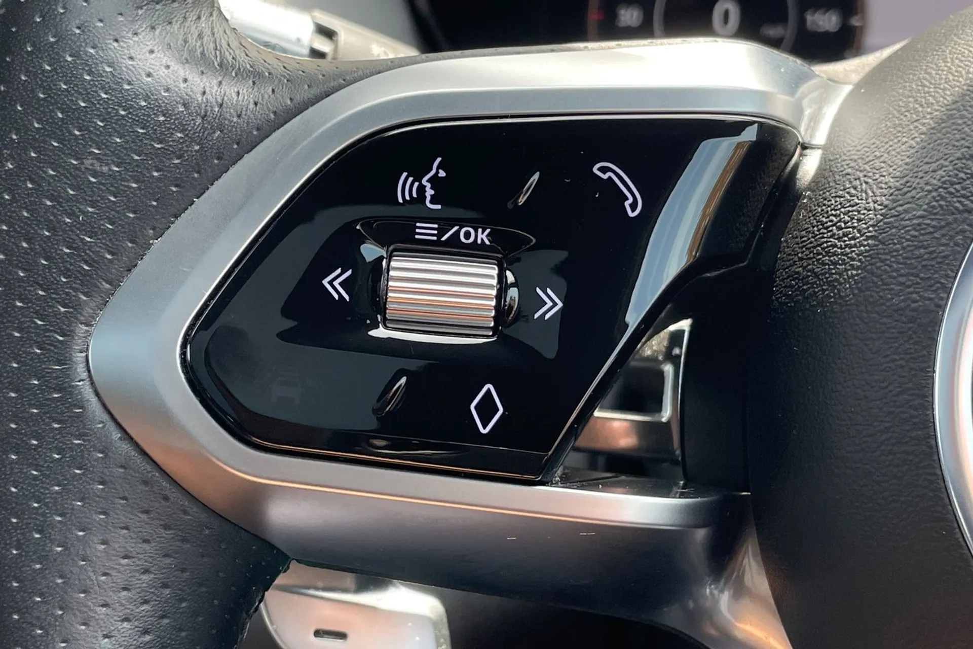Jaguar E-PACE thumbnail image number 38