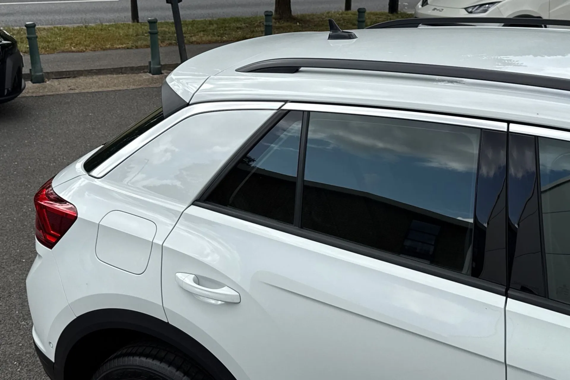 VOLKSWAGEN T-ROC thumbnail image number 37