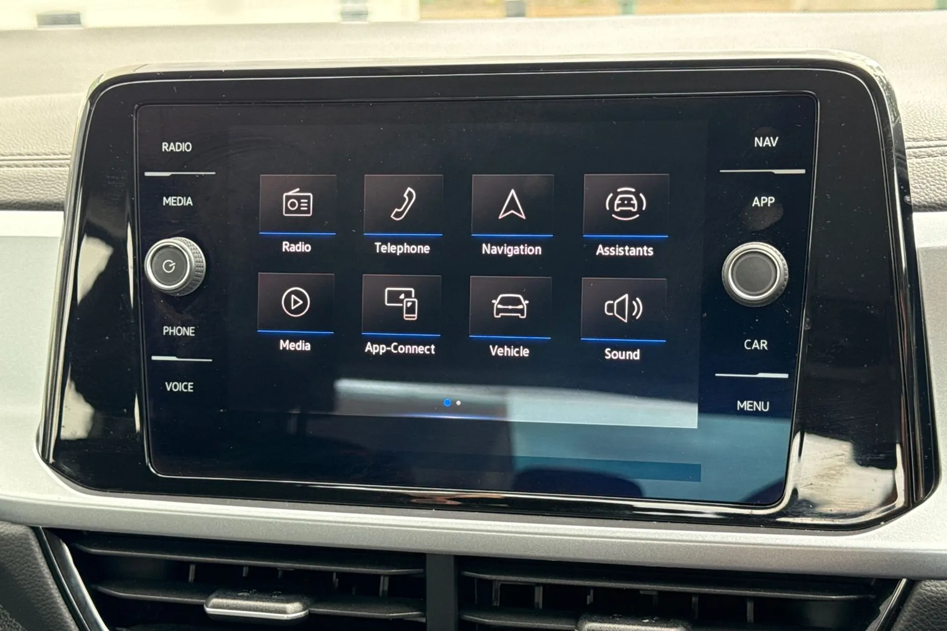 VOLKSWAGEN T-ROC thumbnail image number 4